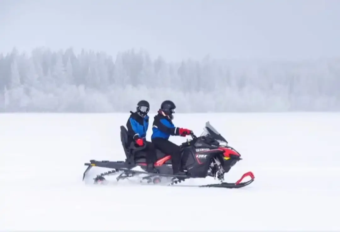 SE-Studiereis-Snowmobile Tour-Annegiene & Ingrid rijdende op scooter.webp