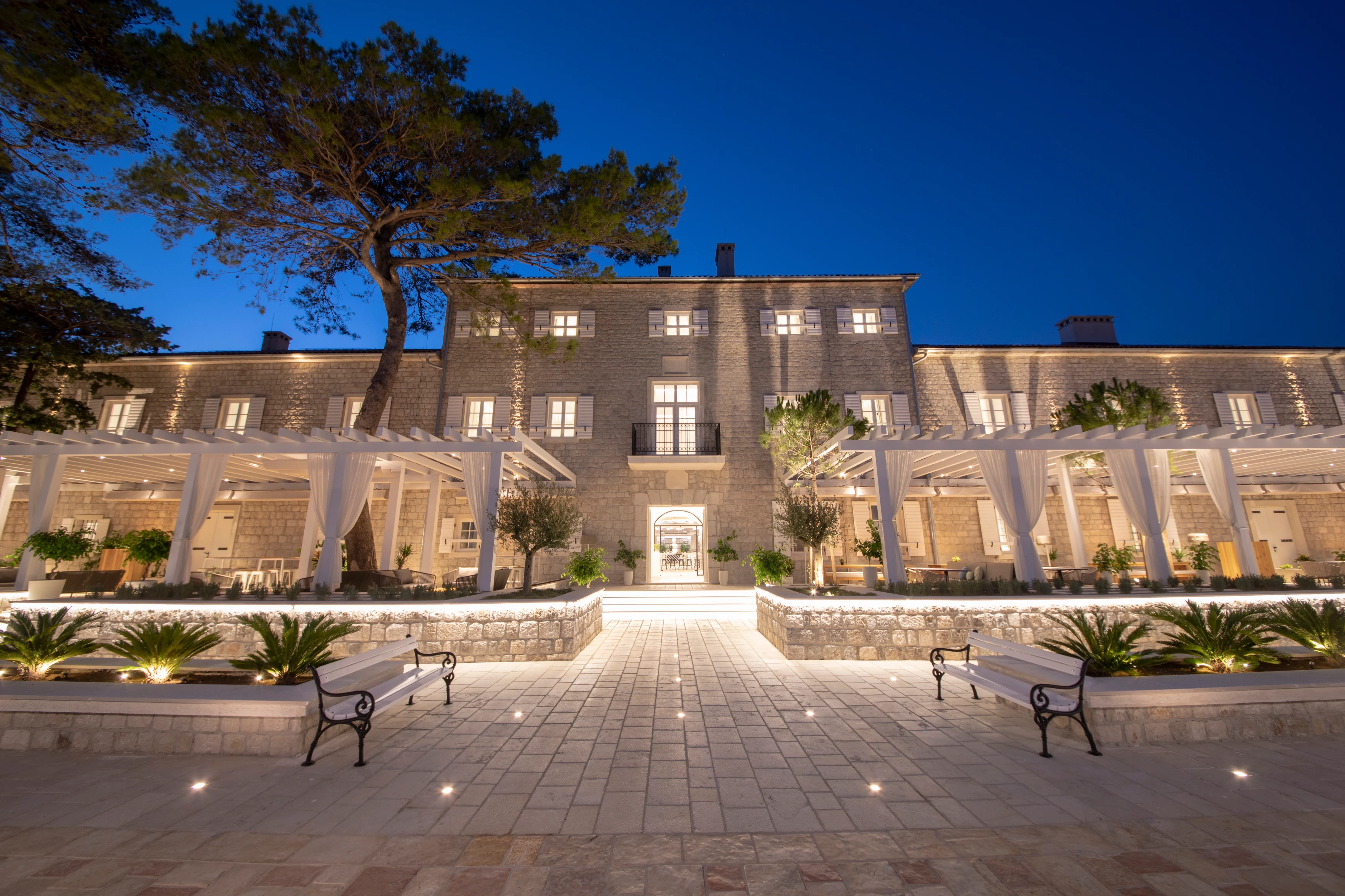 ME - Lazure Hotel & Marina - entree.webp