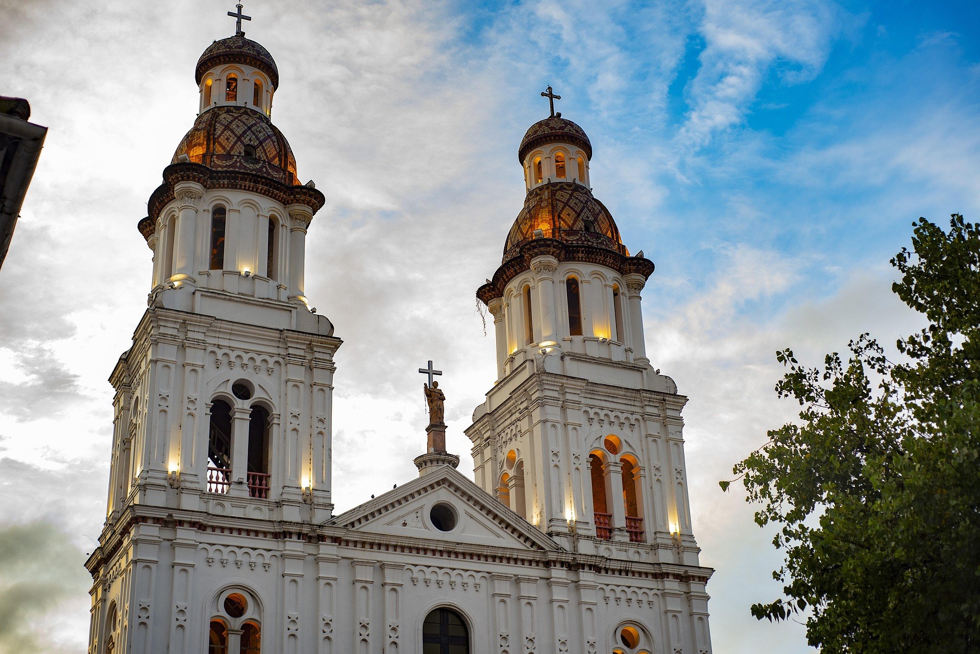 fernandozhiminaicela-church-4026665_1920.jpg