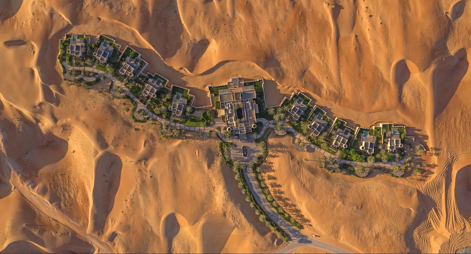 AE - Qasr Al Sarab Desert Resort by anantara - bovenaanzicht.jpg