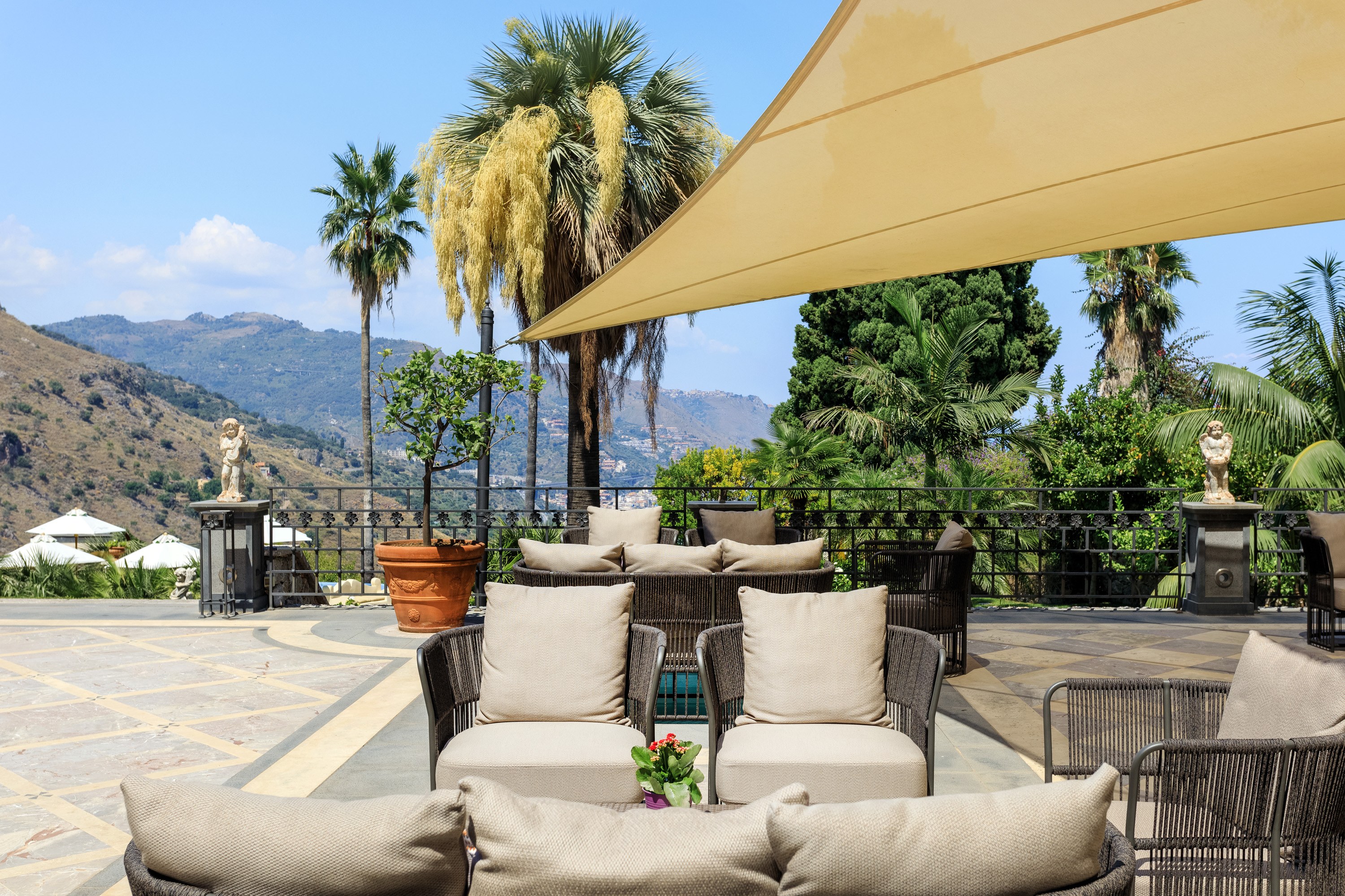 IT-Accommodatie-The Ashbee Hotel-lounge outside.jpg
