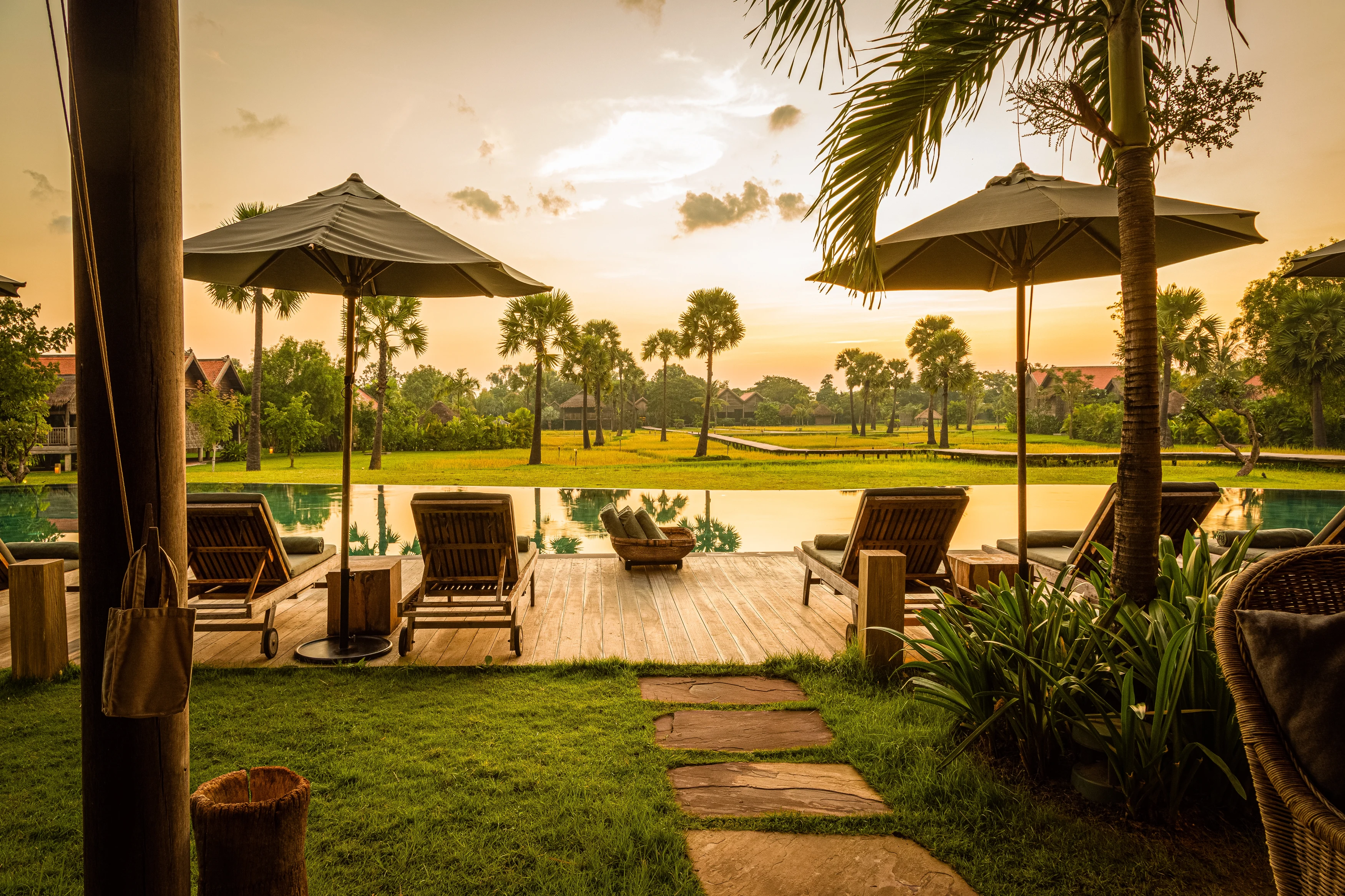 KH - Phum Baitang - Bay Phsar pool bar.webp