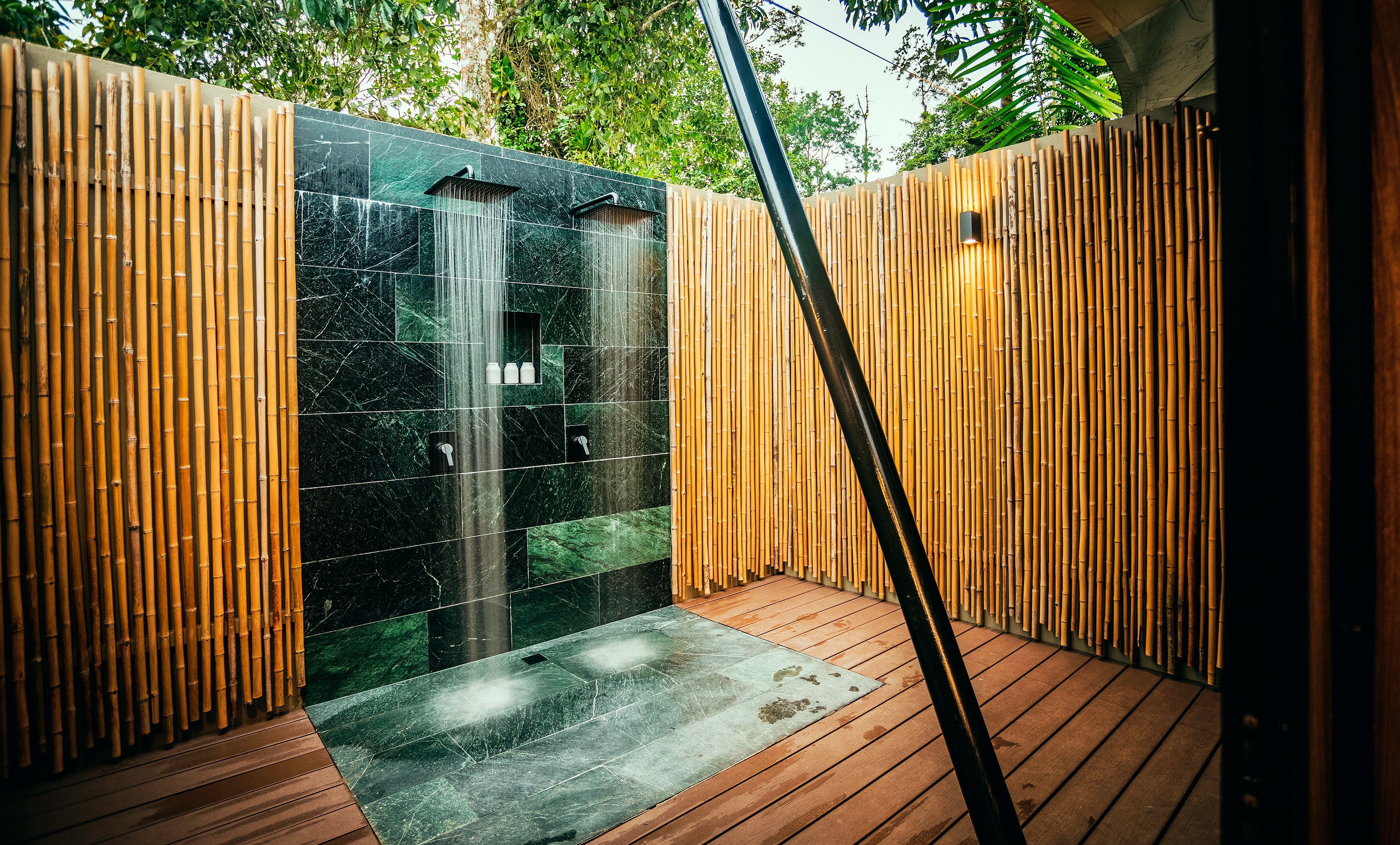 CR-Accommodatie-Nayara-Tented-Camps-Nayara-tent-outdoor-shower.jpg