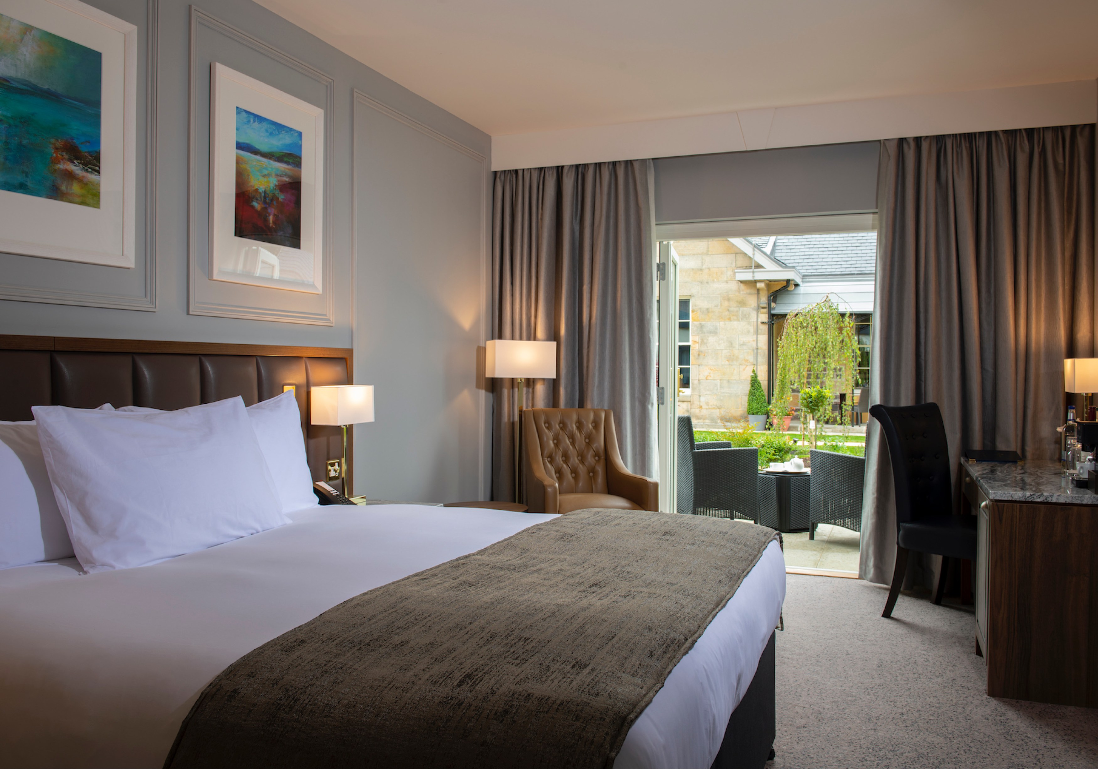 GB - accommodatie Ness Walk hotel King Room Cedar with private patio.jpg
