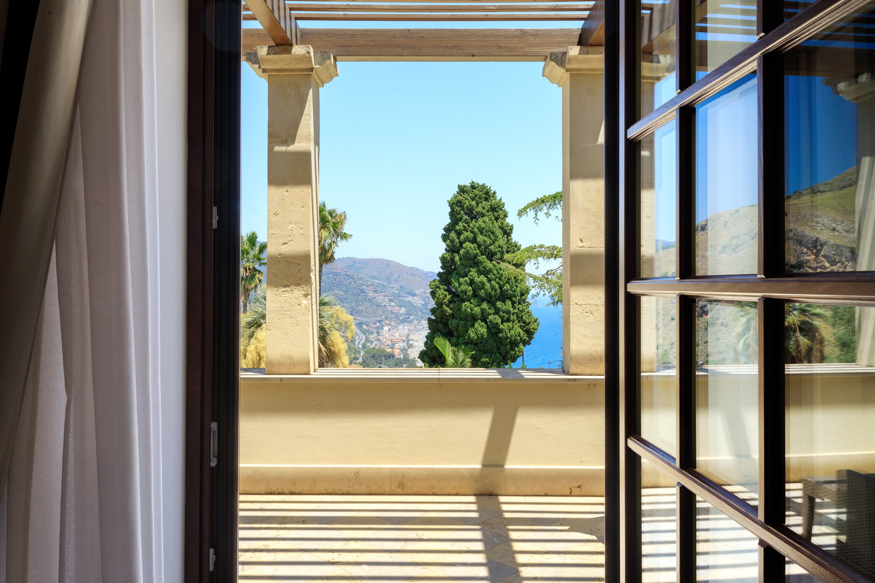 IT-Accommodatie-The Ashbee Hotel-balcony view.jpg
