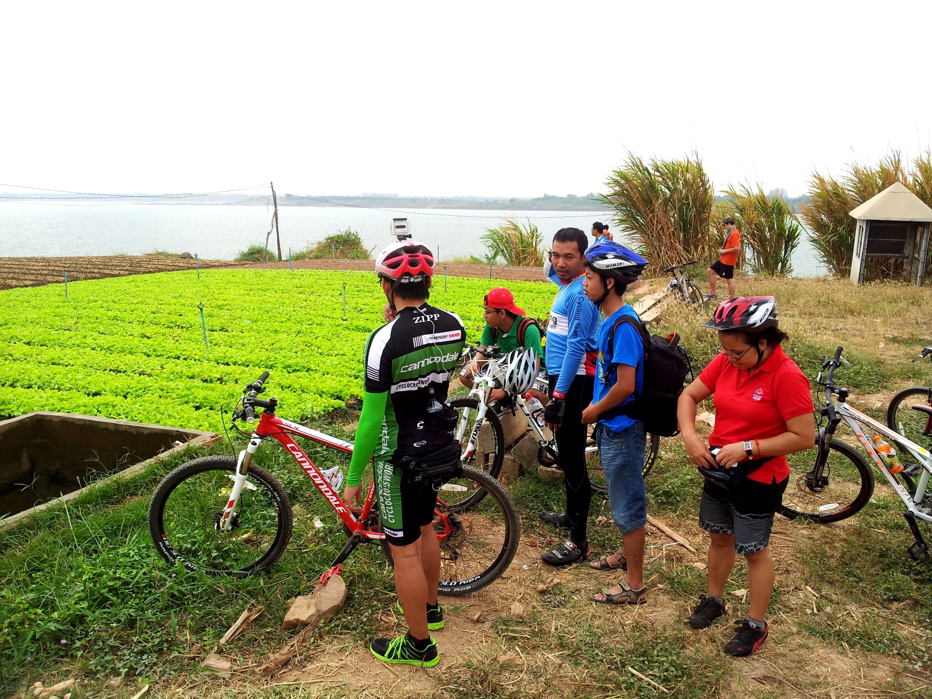 KH - Biking the islands of Phnom Penh - people, bikes.webp