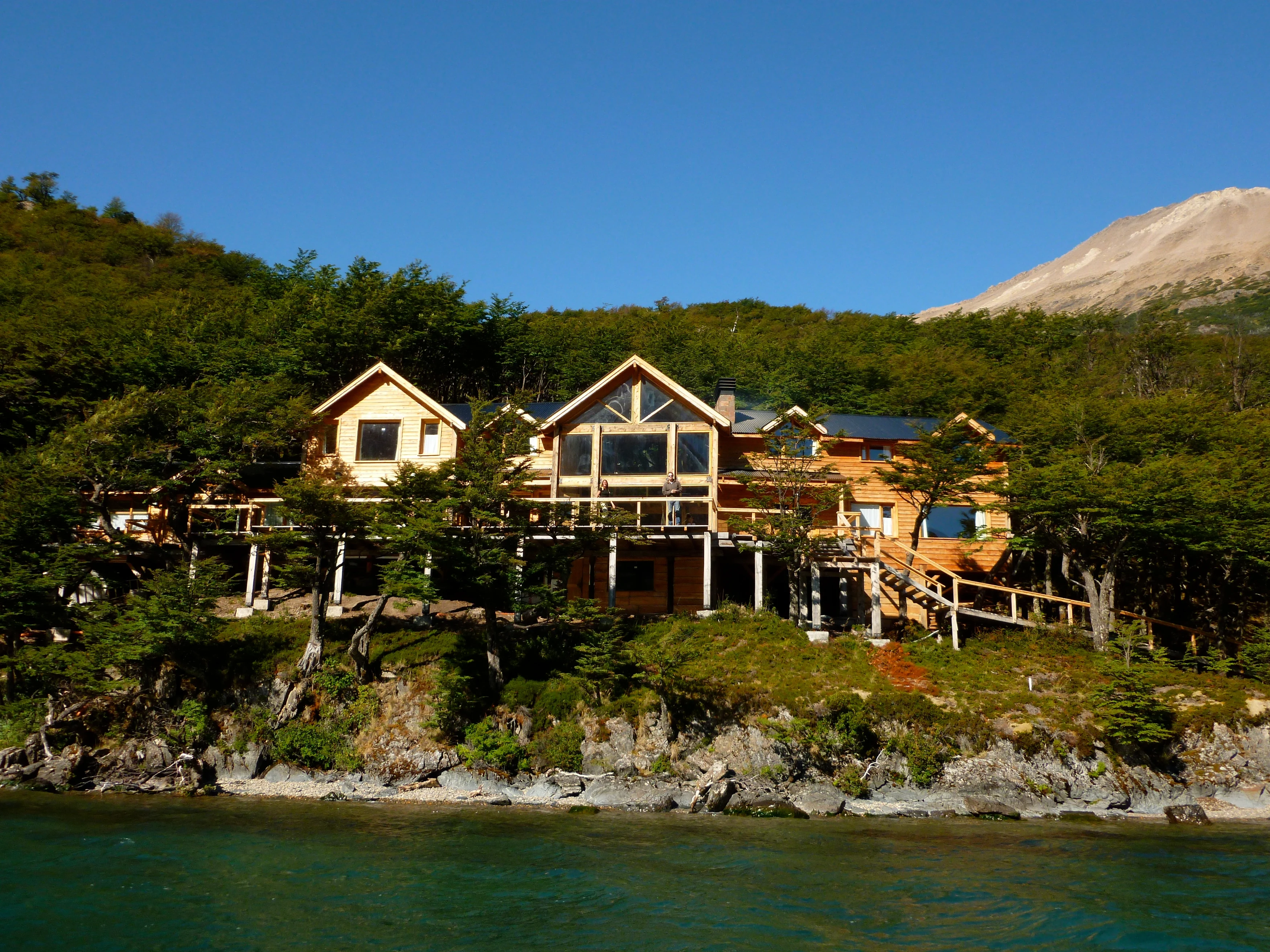 AR-Accommodatie-Aguas-Arriba-Lodge-overview-lodge-from-lake.webp