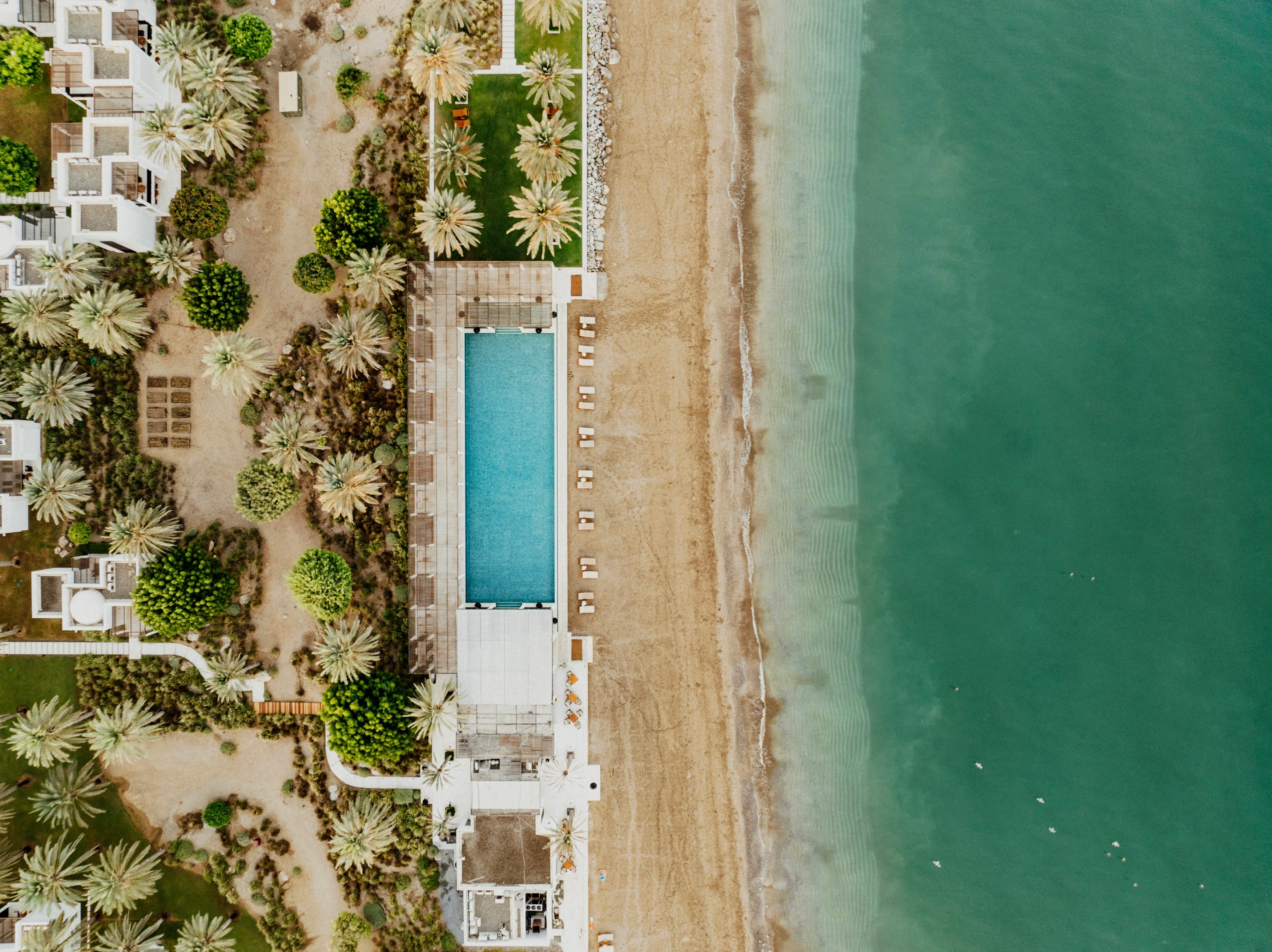 OM - Accommodatie - The Chedi Muscat - Bovenaanzicht + strand.webp