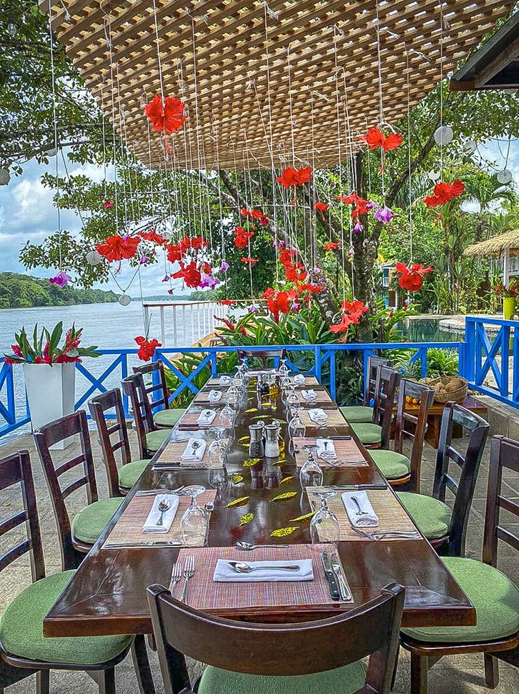 CR-Accommodatie-Tortuga-Lodge-outdoor-restaurant.jpg