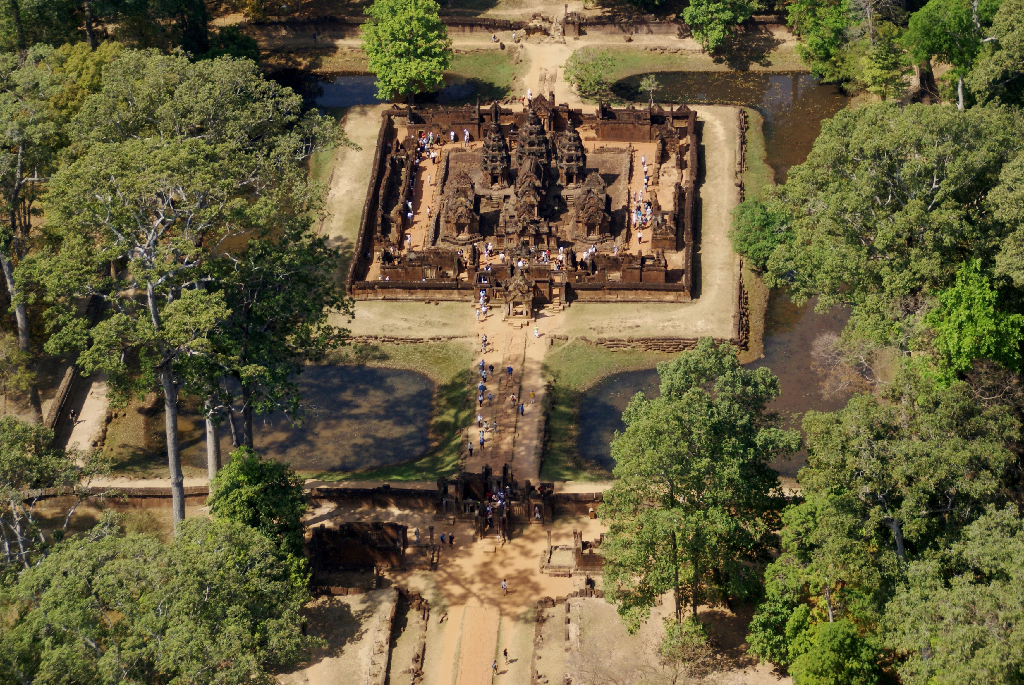 KH - Excursie - Banteay Srei overview.webp