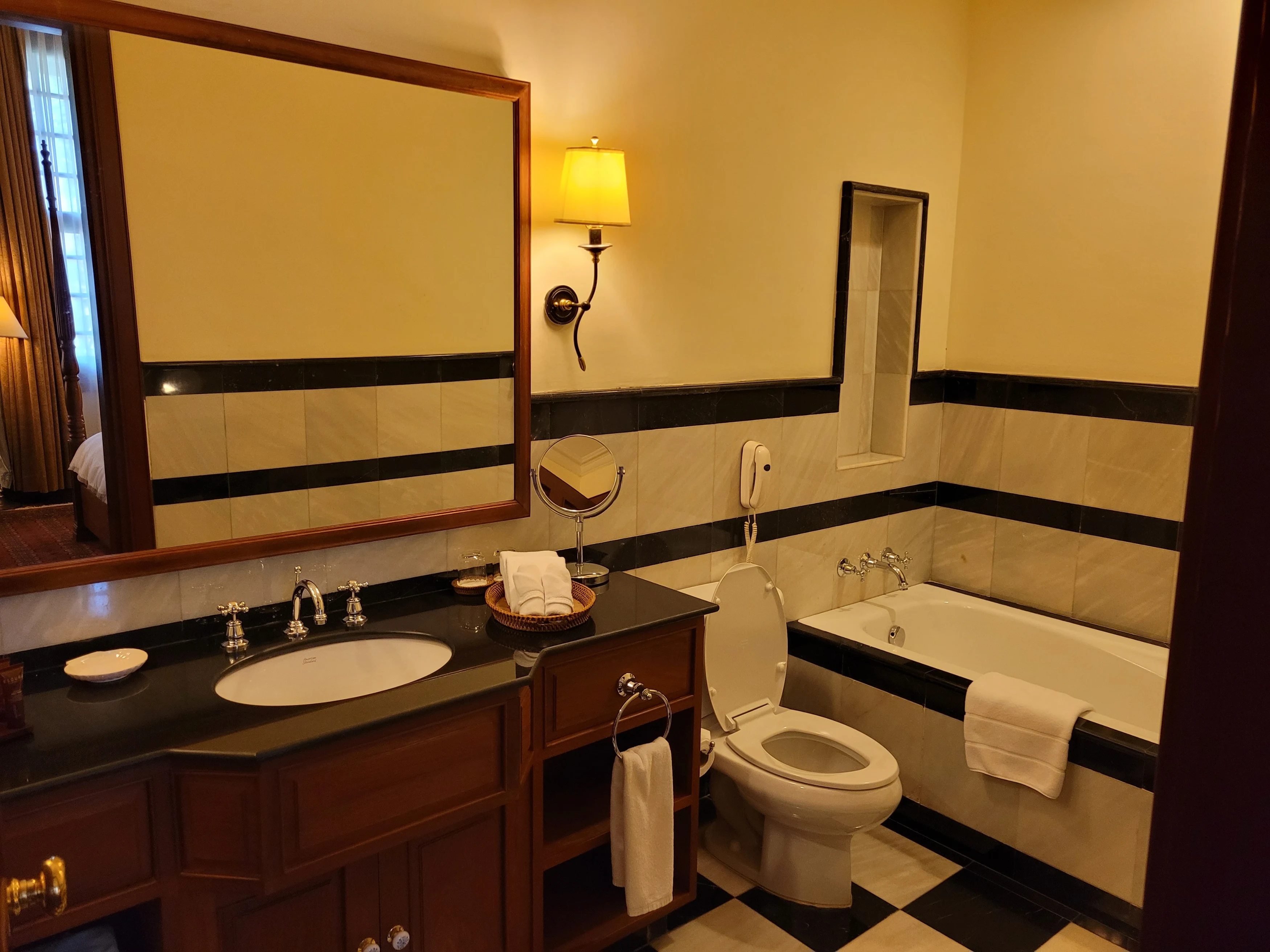 LA-Studiereis Evelyn- Settha palace- Bathroom (2).webp