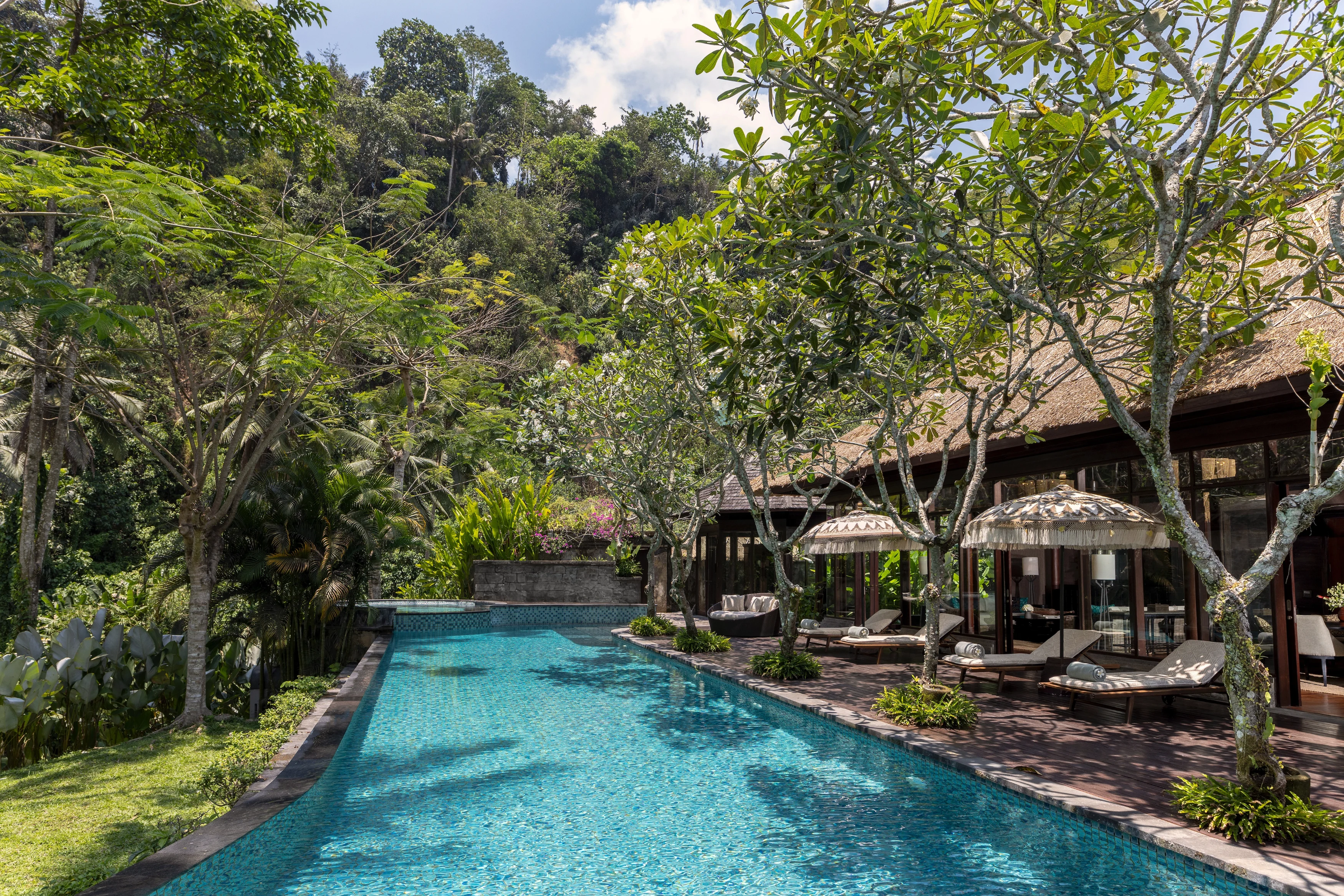 ID-Accommodatie-Mandapa-by-ritz-Carlton-Zwembad.webp