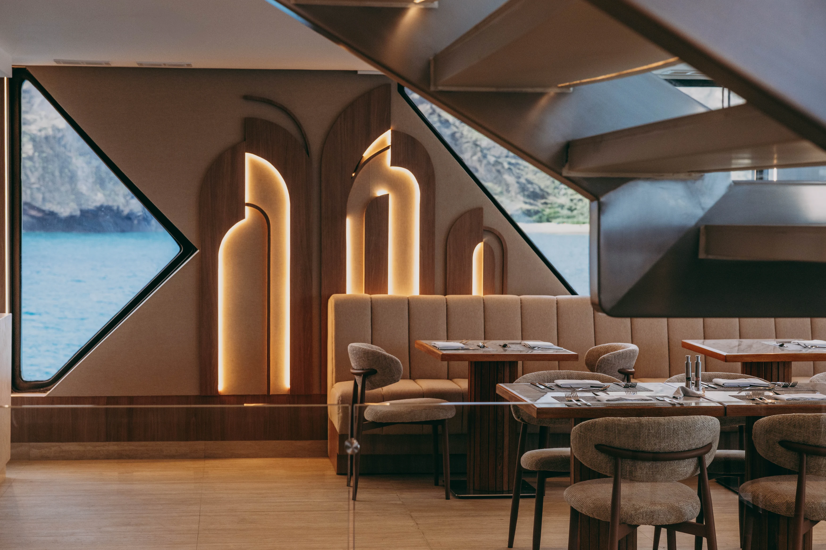 EC-Accommodatie-Hermes-Catamaran-Details-Restaurant.webp