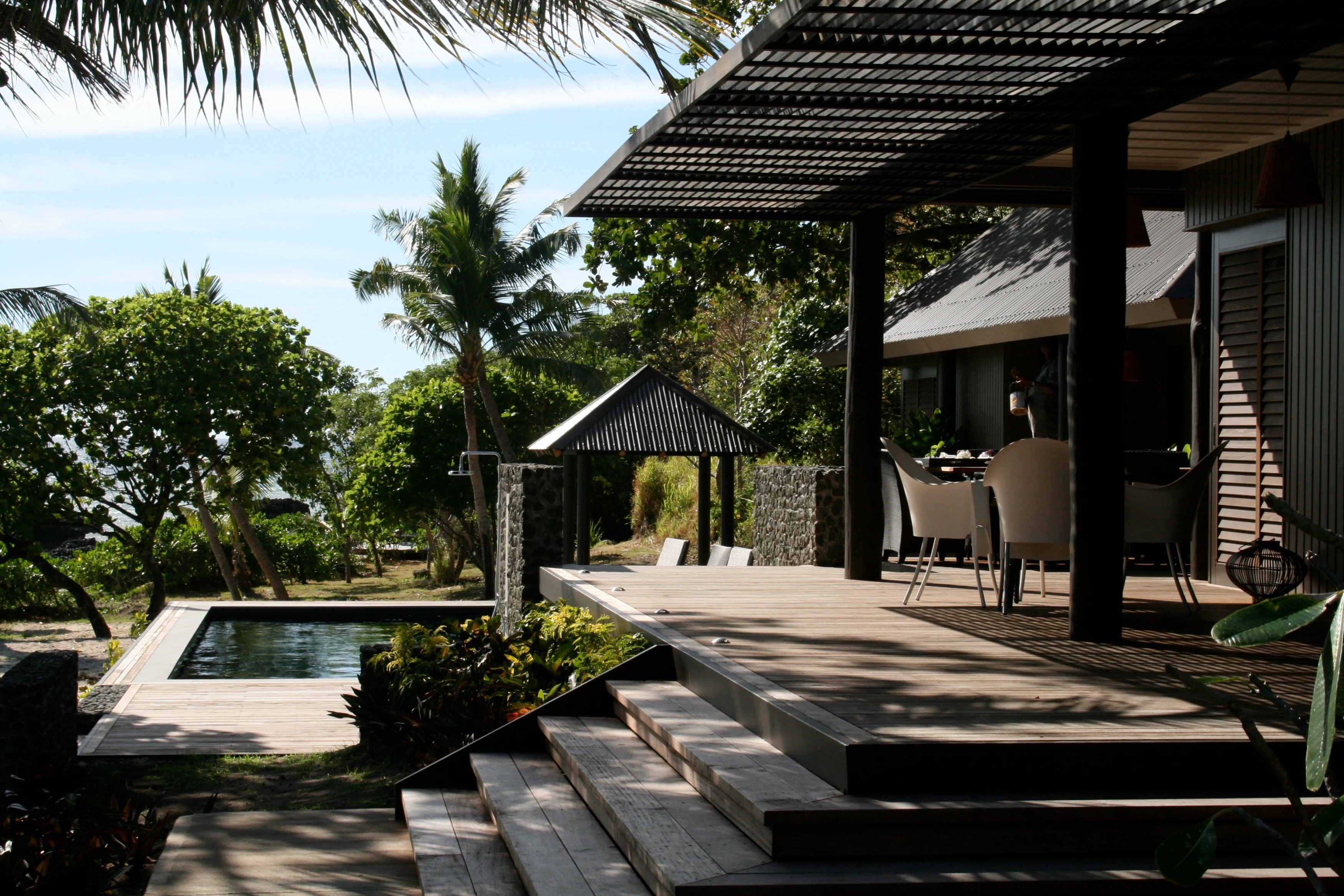 FJ - Vomo Island Resort - Royal Outdoor Area.webp