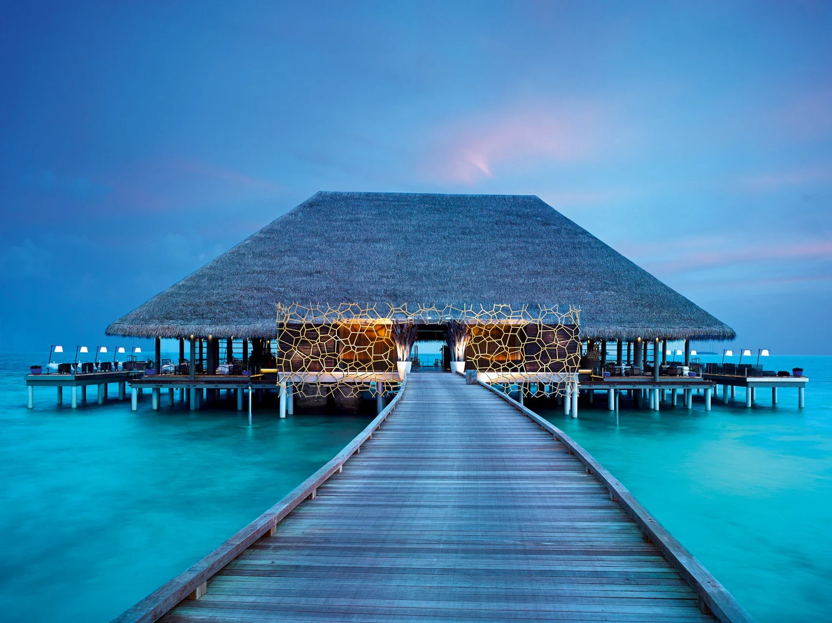 MV - Accommodatie - Velaa Private Island - Aragu_Restaurant_Sunset.webp