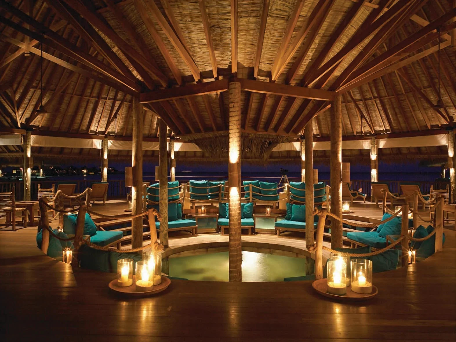 MV - Gili Lankanfushi - Over Water Bar (1).webp