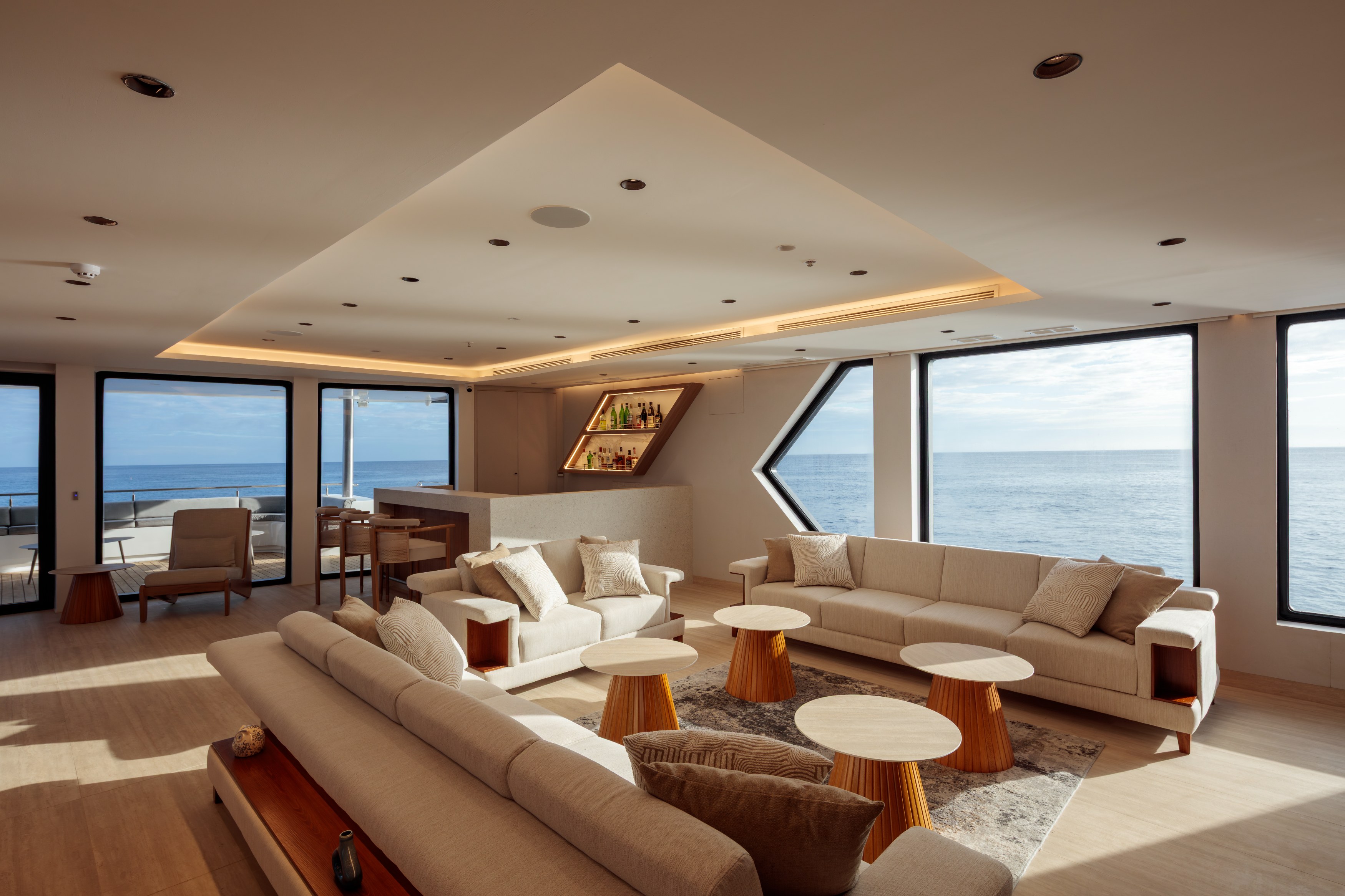 EC-Accommodatie-Hermes-Catamaran-Main-Lounge2 (1).jpg
