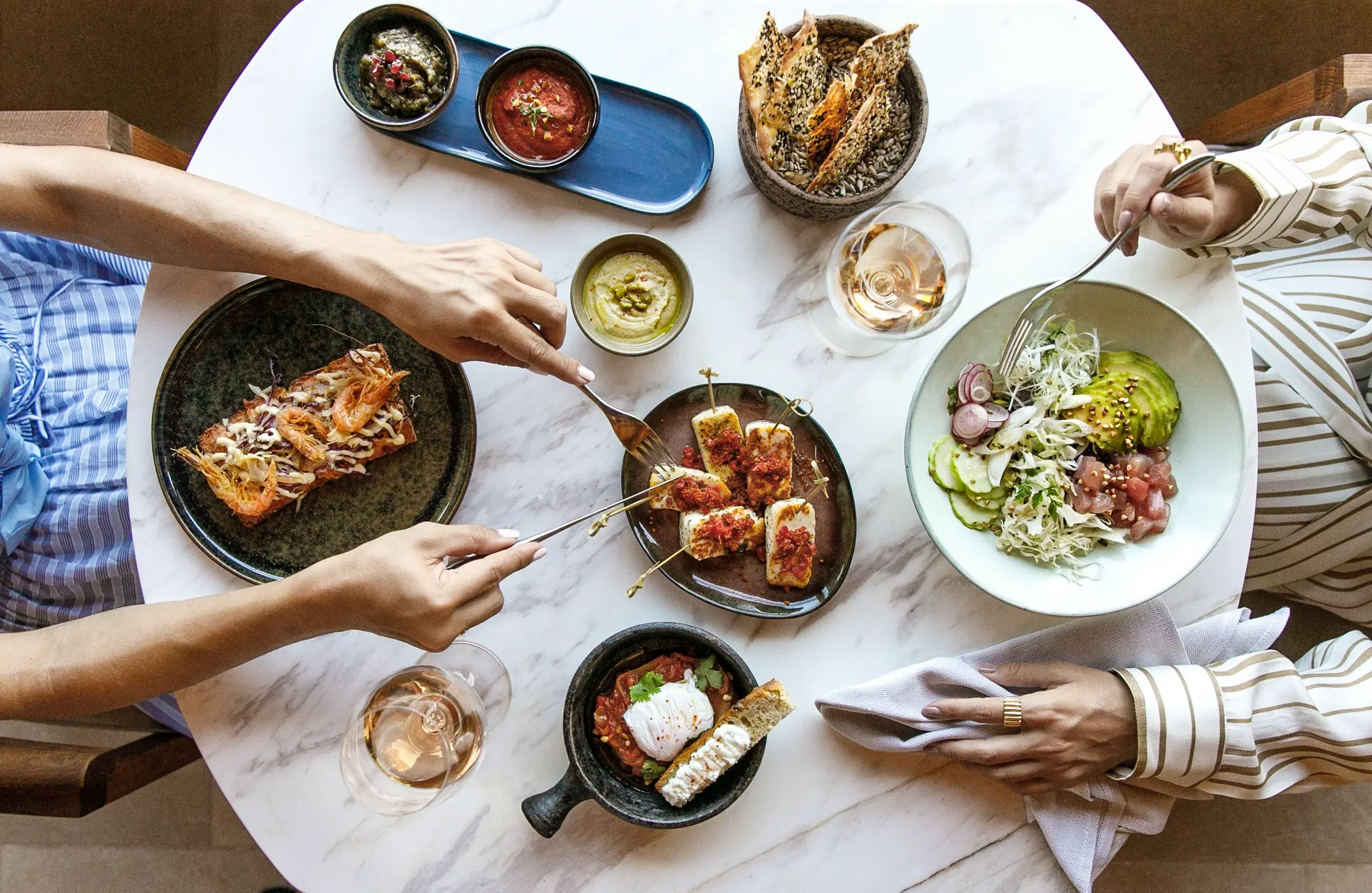 GR-accommodatie-Daios-Cove-Resort-eten-en-drinken.webp