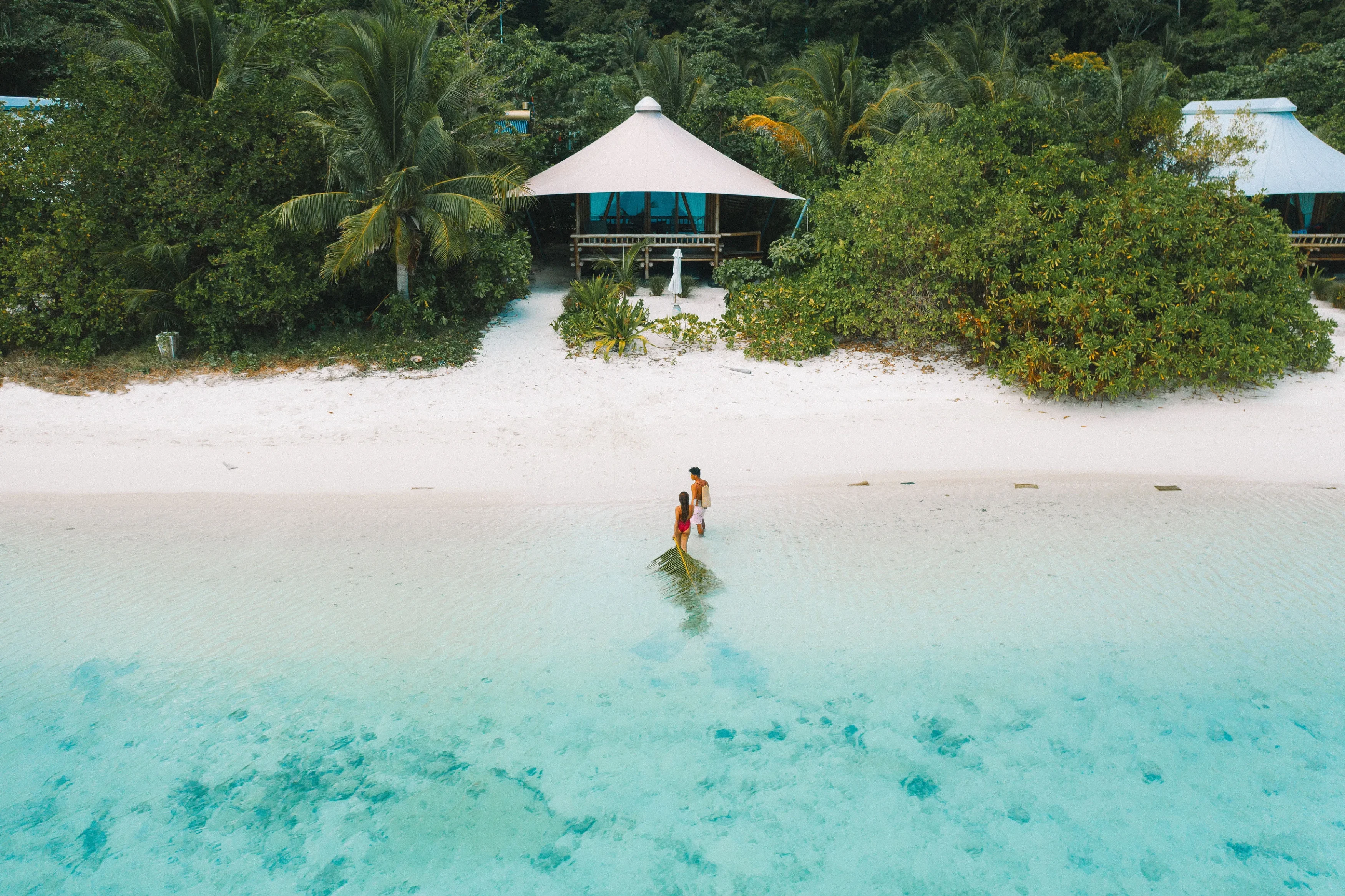 ID-Bawah-Beachsuite met koppeltje ervoor.webp