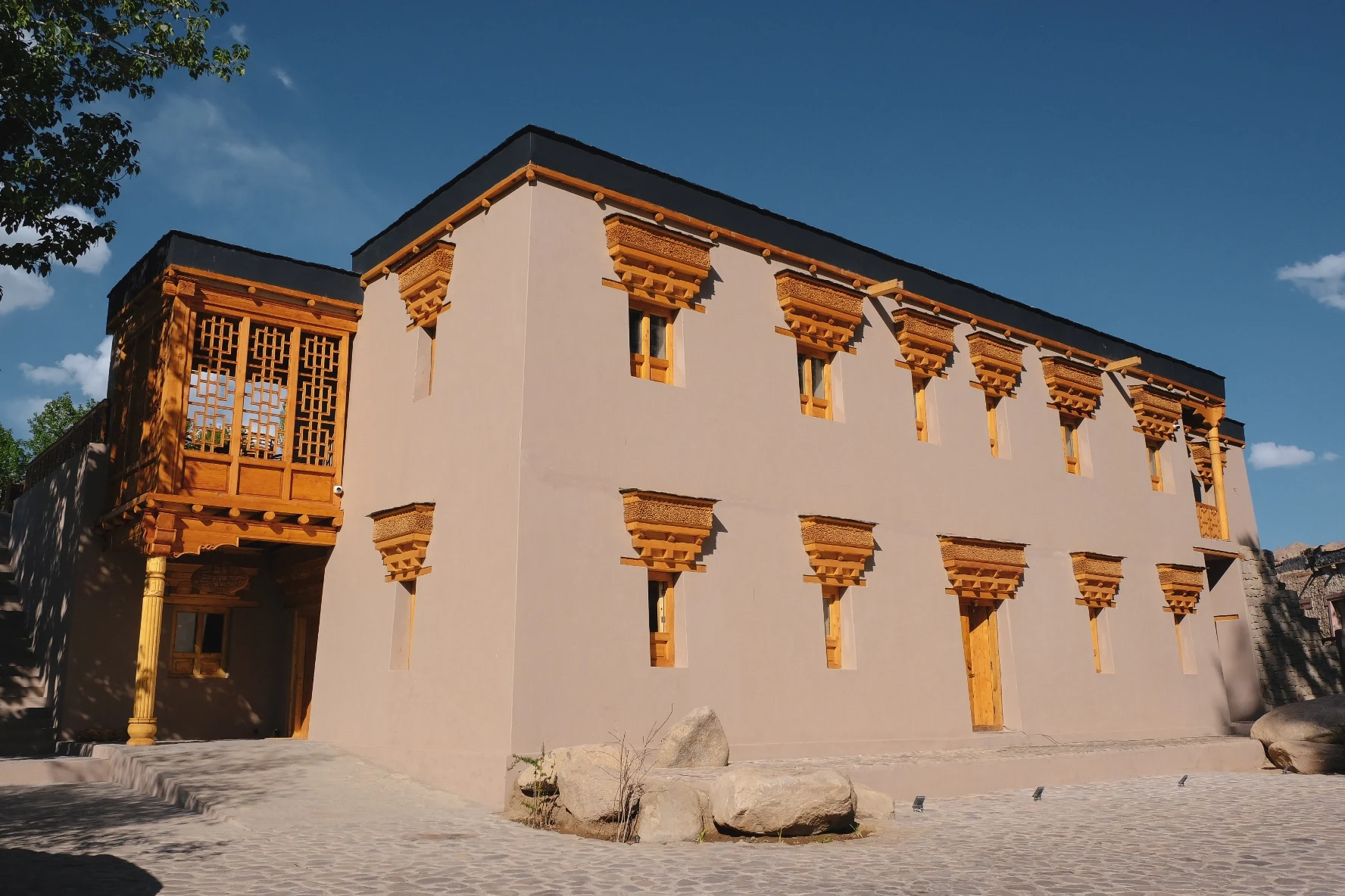 IN-accommodatie-Dolkhar-Ladakh-Front Building Outdoor.webp