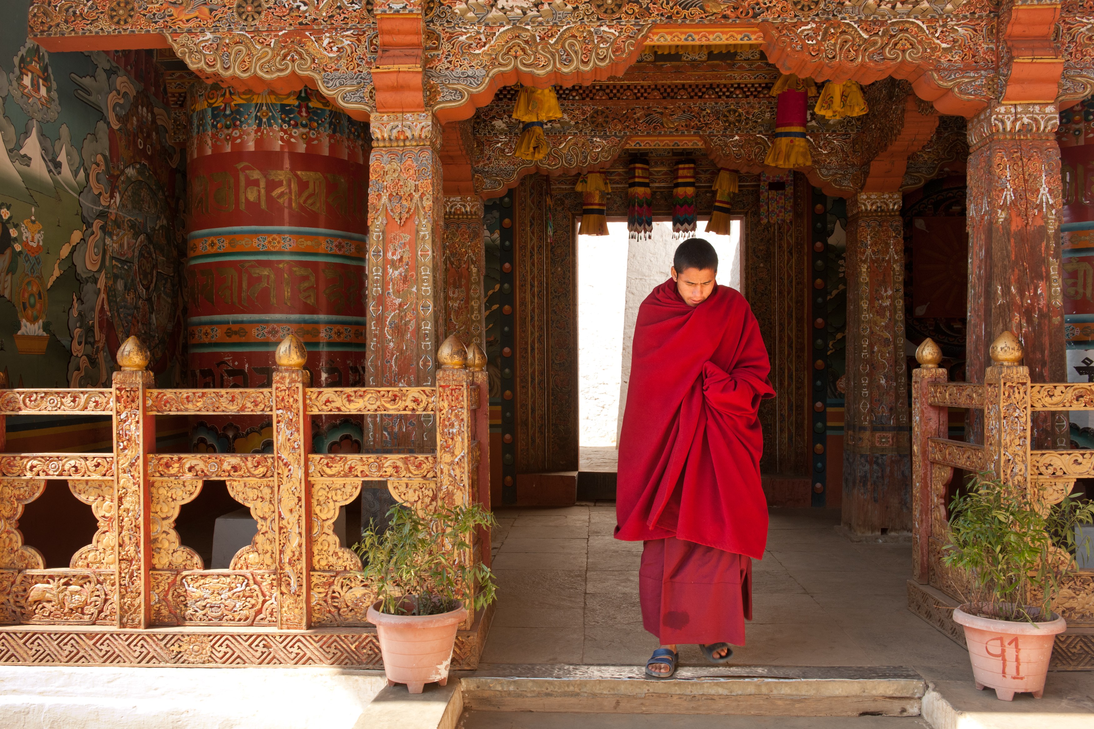 BT - Algemeen - monk in monastery doorway - Vrouwenhof.jpg
