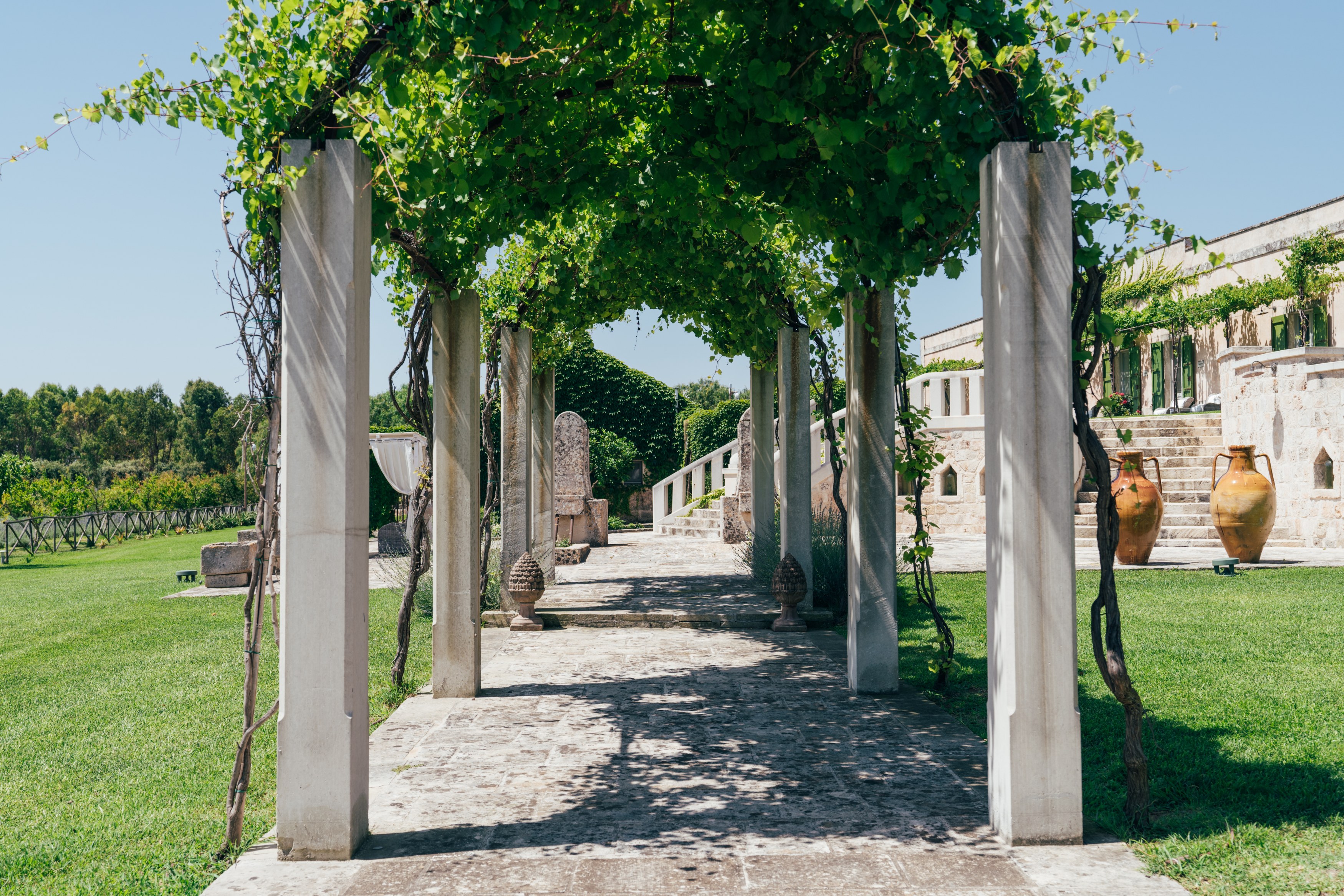 IT - Accommodatie - Naturalis Bio Resort - Arches with orange plants.jpg