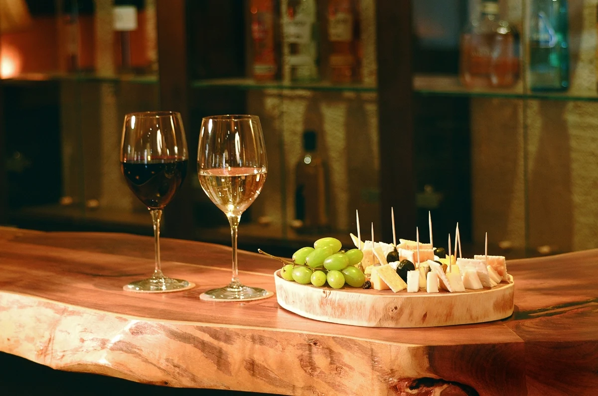 CL - accommodatie -Alto Atacama - Dining Room wine and cheese.webp