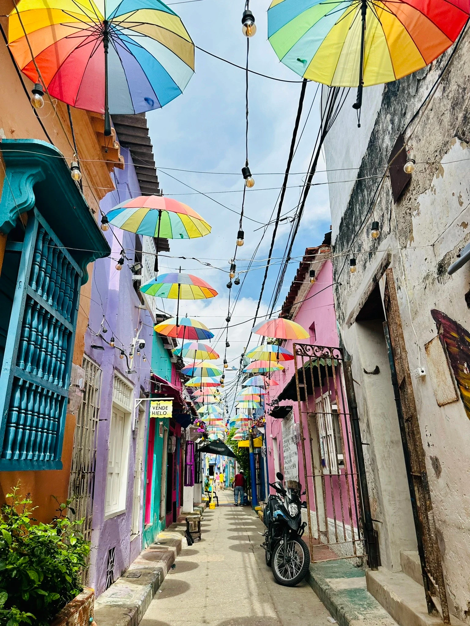 CO-Cartagena-Getsemani-straatje.webp