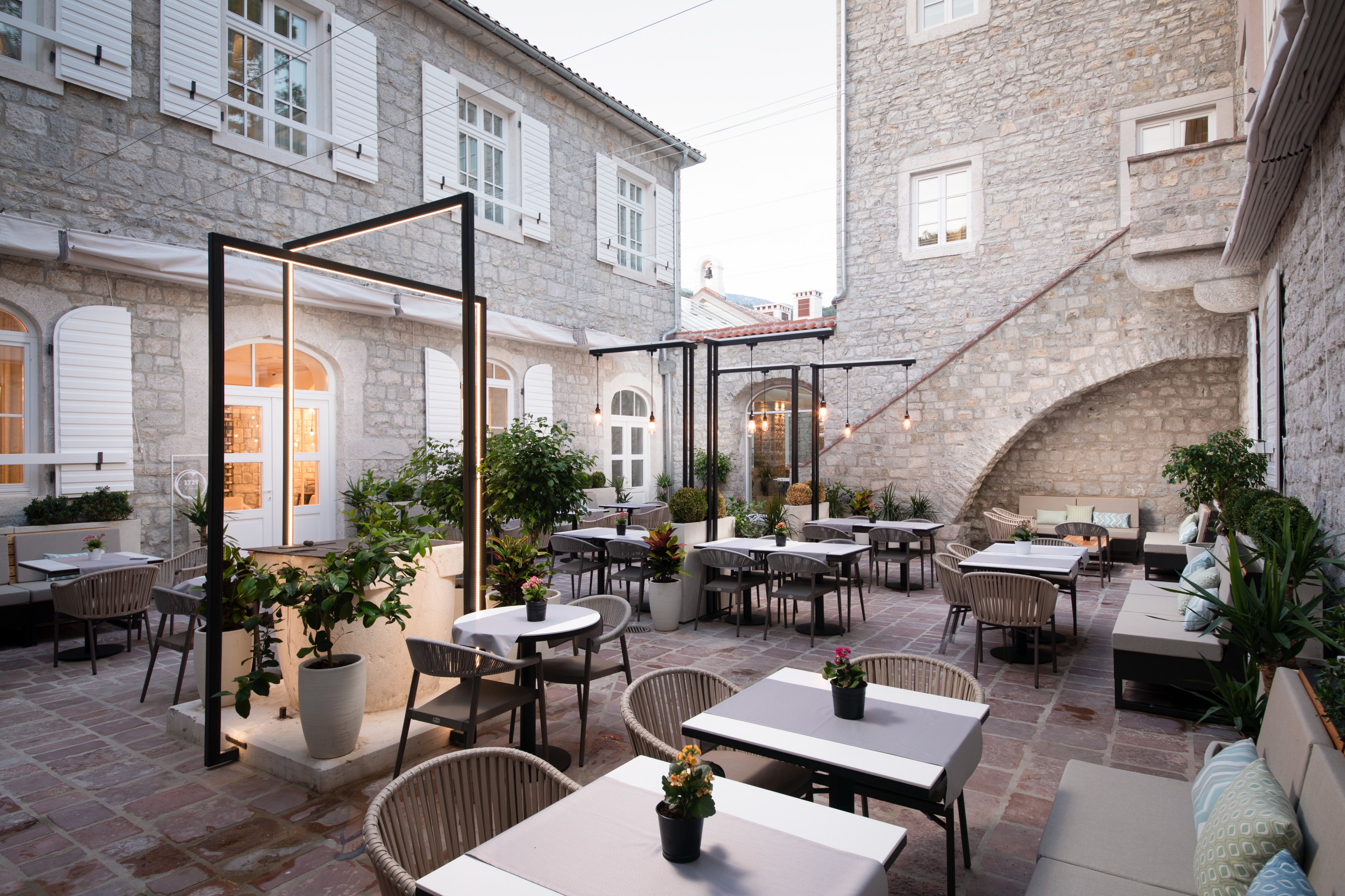ME - Lazure Hotel & Marina -restaurant2.jpg