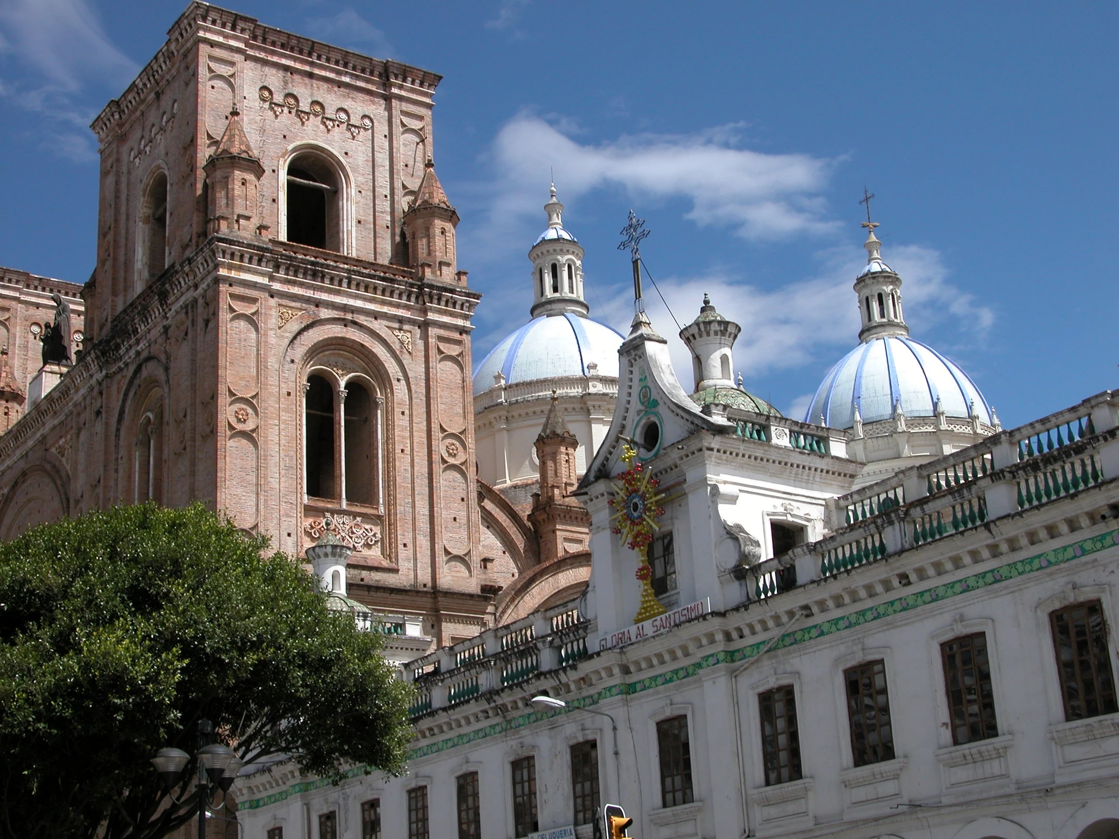 EC - Cuenca - Cathedral building Colonial.webp