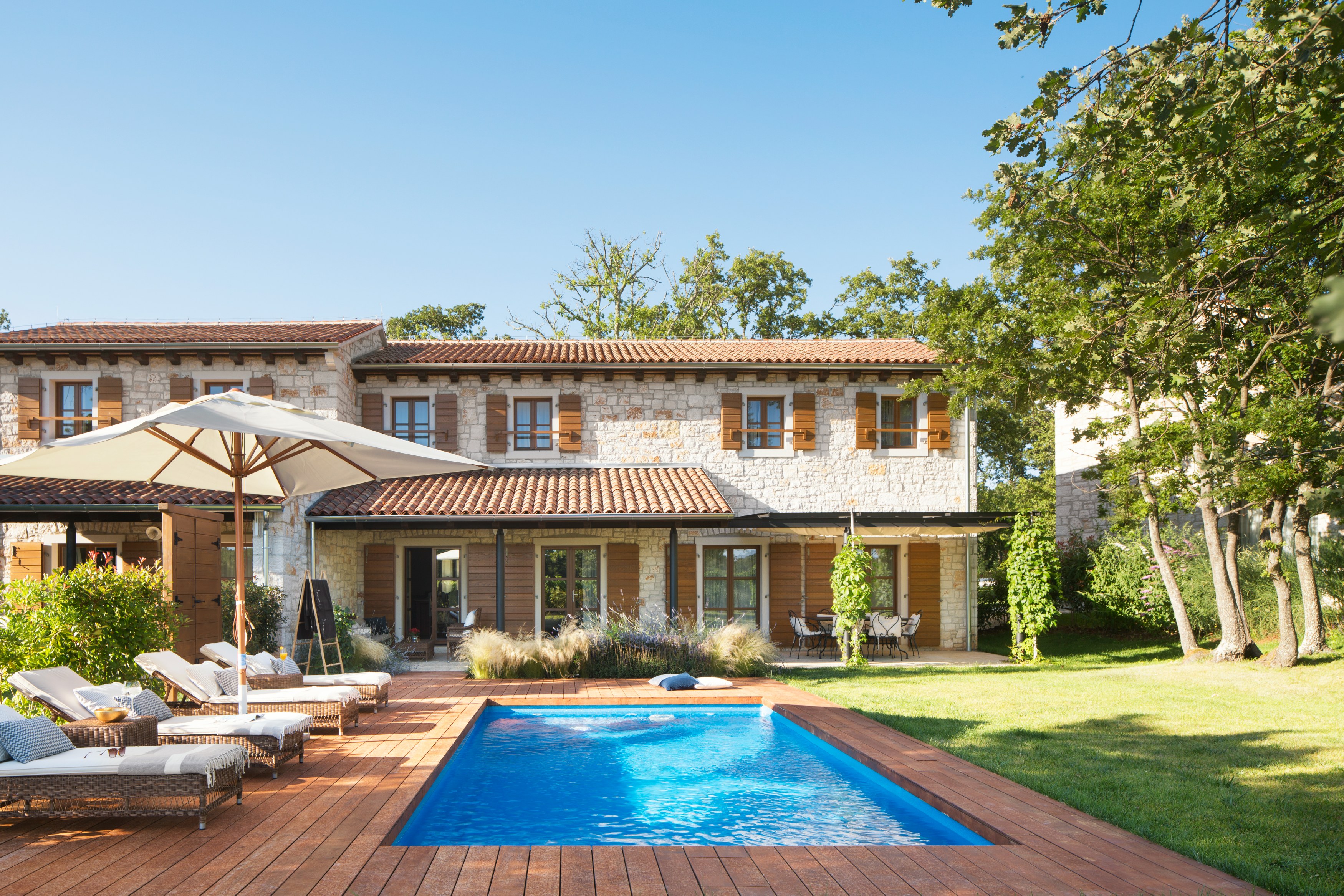 HR-Meneghetti Wine Hotel- swimming pool sun.jpg