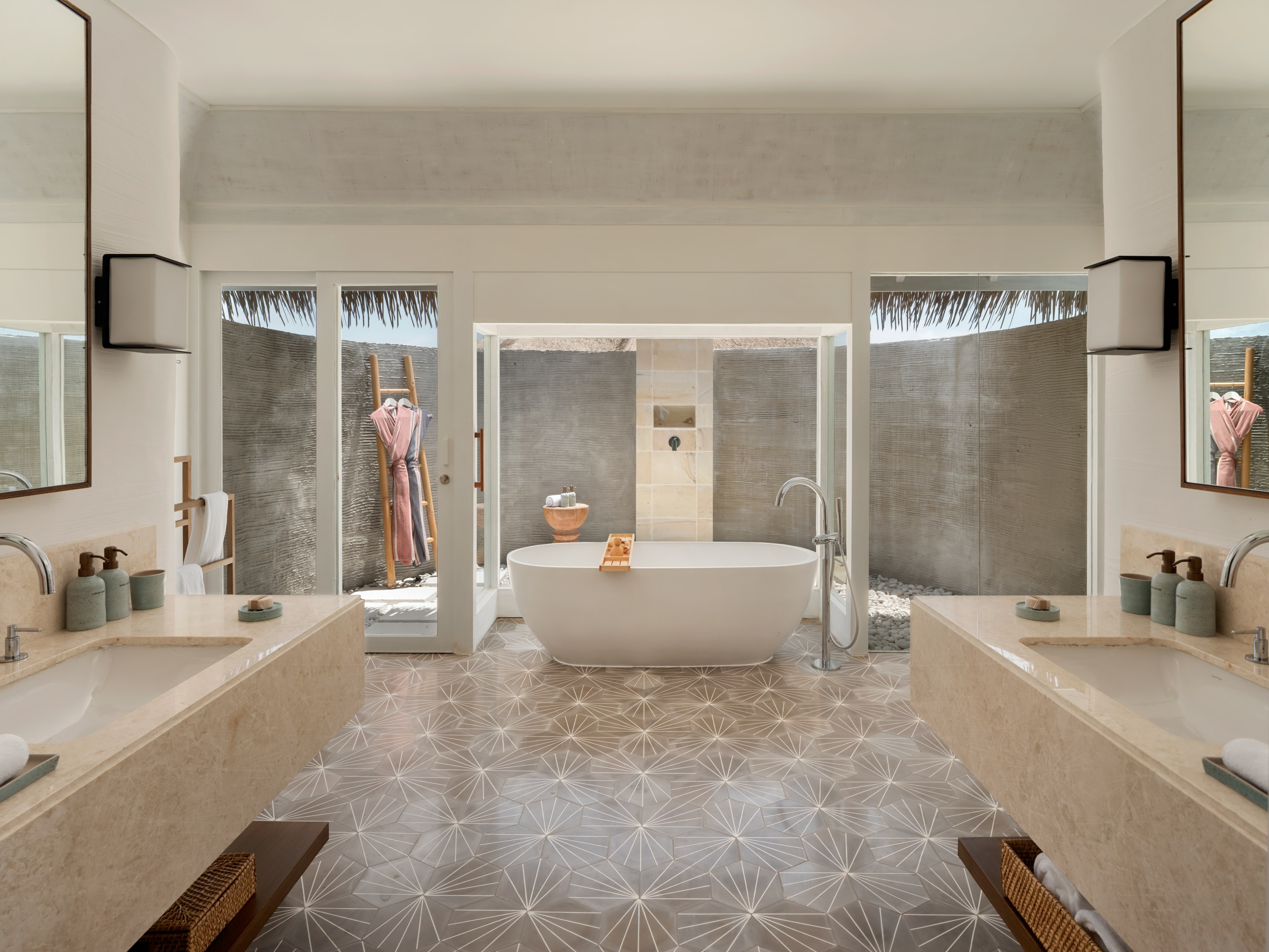 FJ - Accommodatie - Six Senses Fiji -Two Bedroom Water Villa With Pool master bathroom.jpg