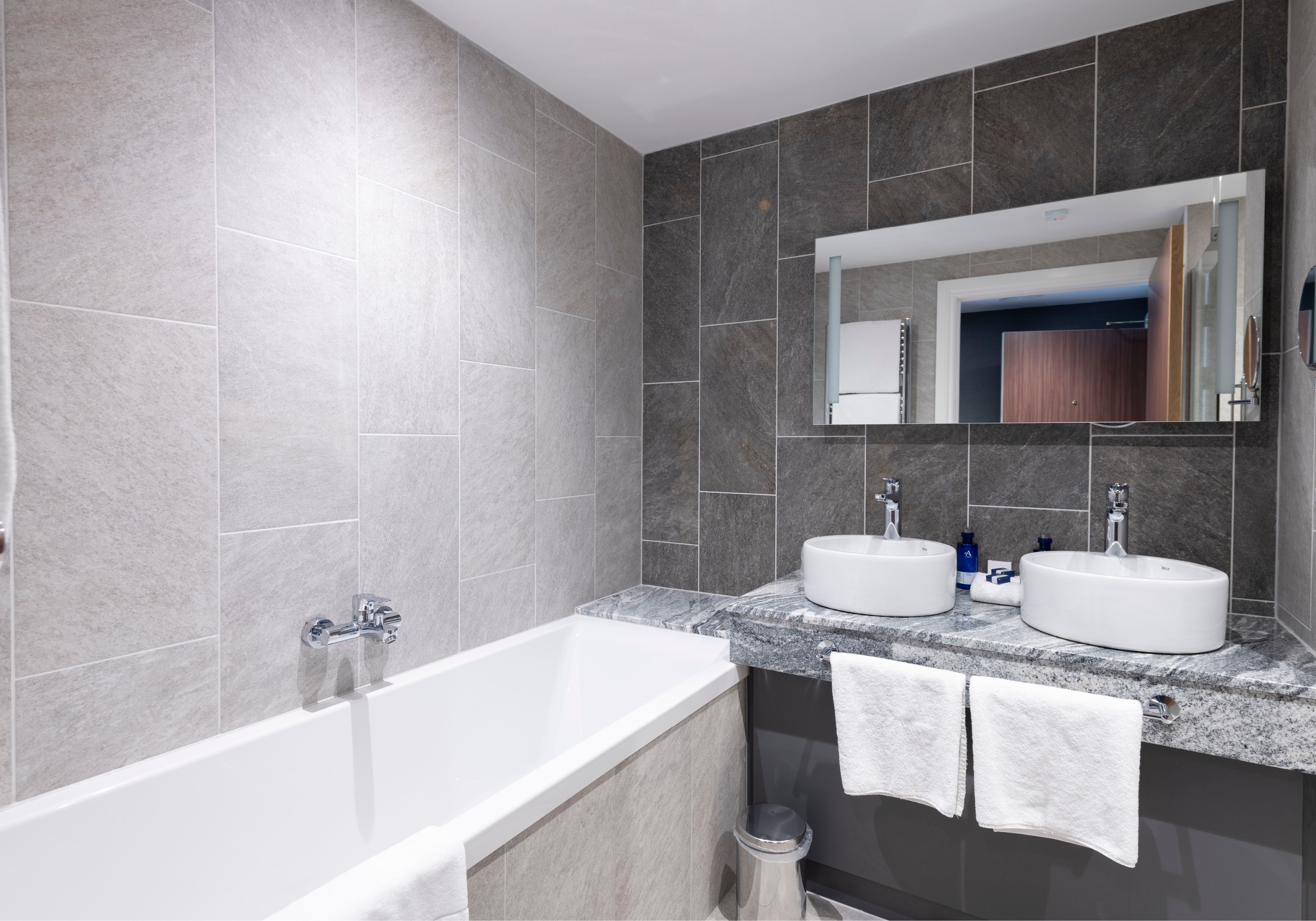 GB - accommodatie Ness Walk hotel Separate Bath and Shower.jpg