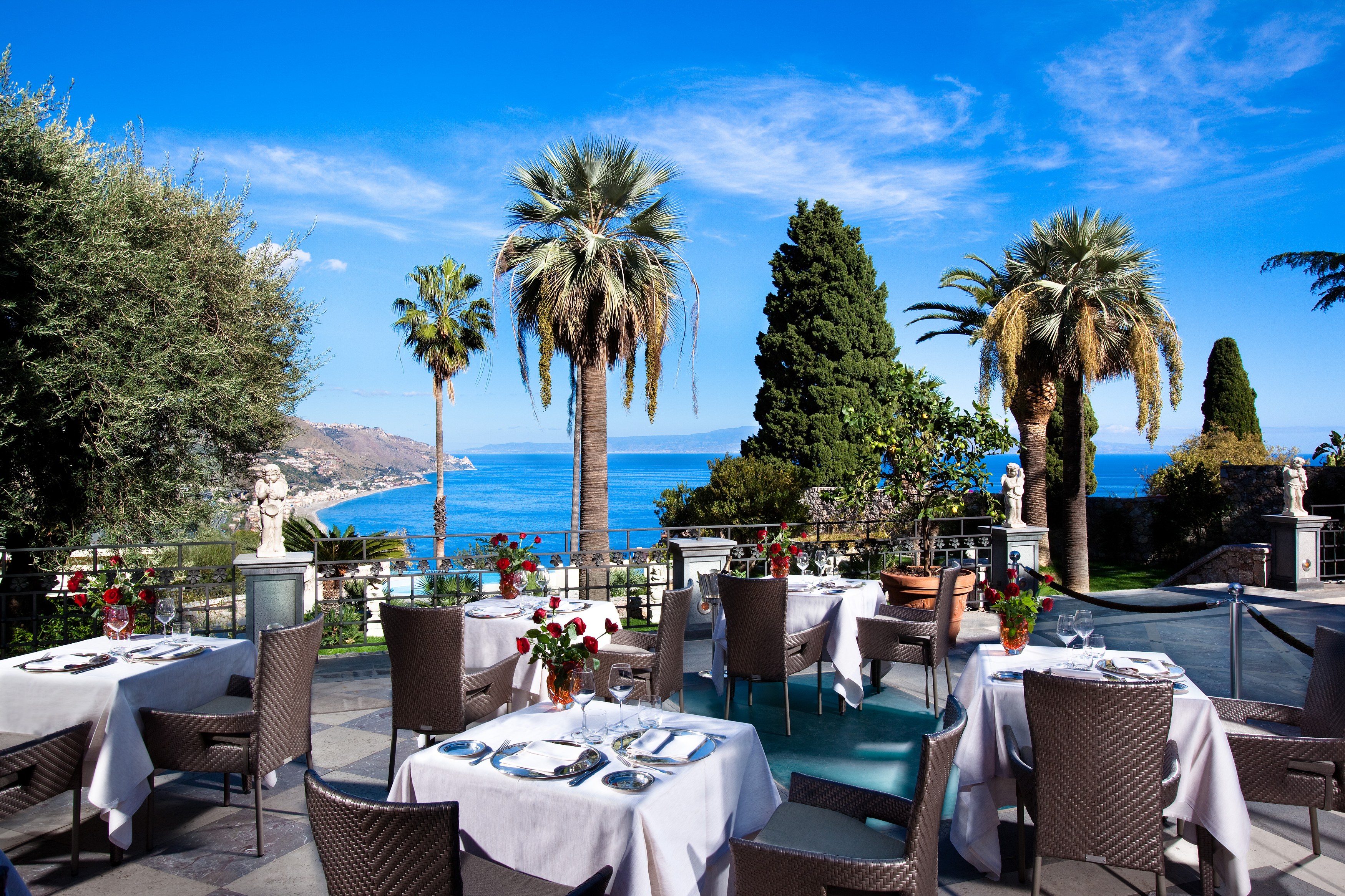 IT-Accommodatie-The Ashbee Hotel-outside restaurant.jpg