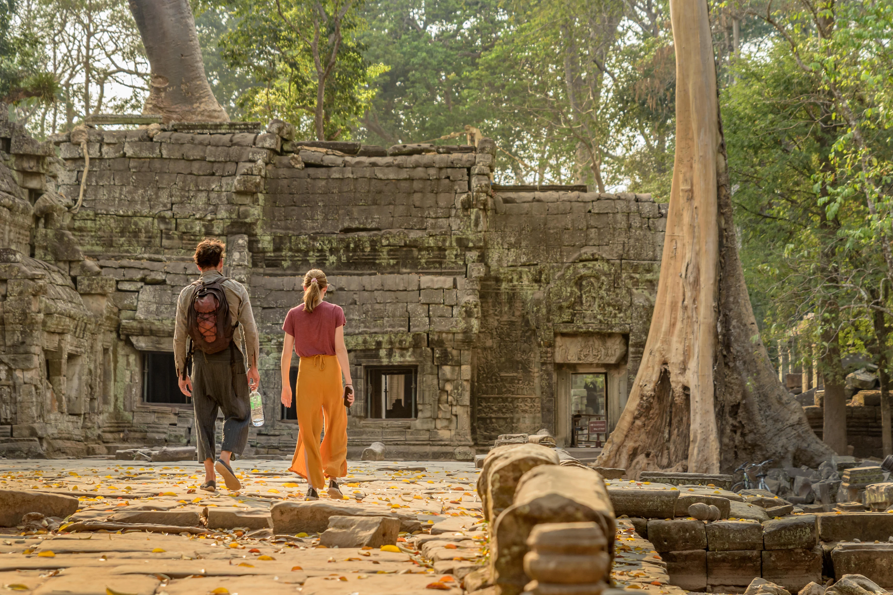 KH-Cambodja-Man en Vrouw Ta Phrom tempel Angkor Wat -Shutterstock.webp