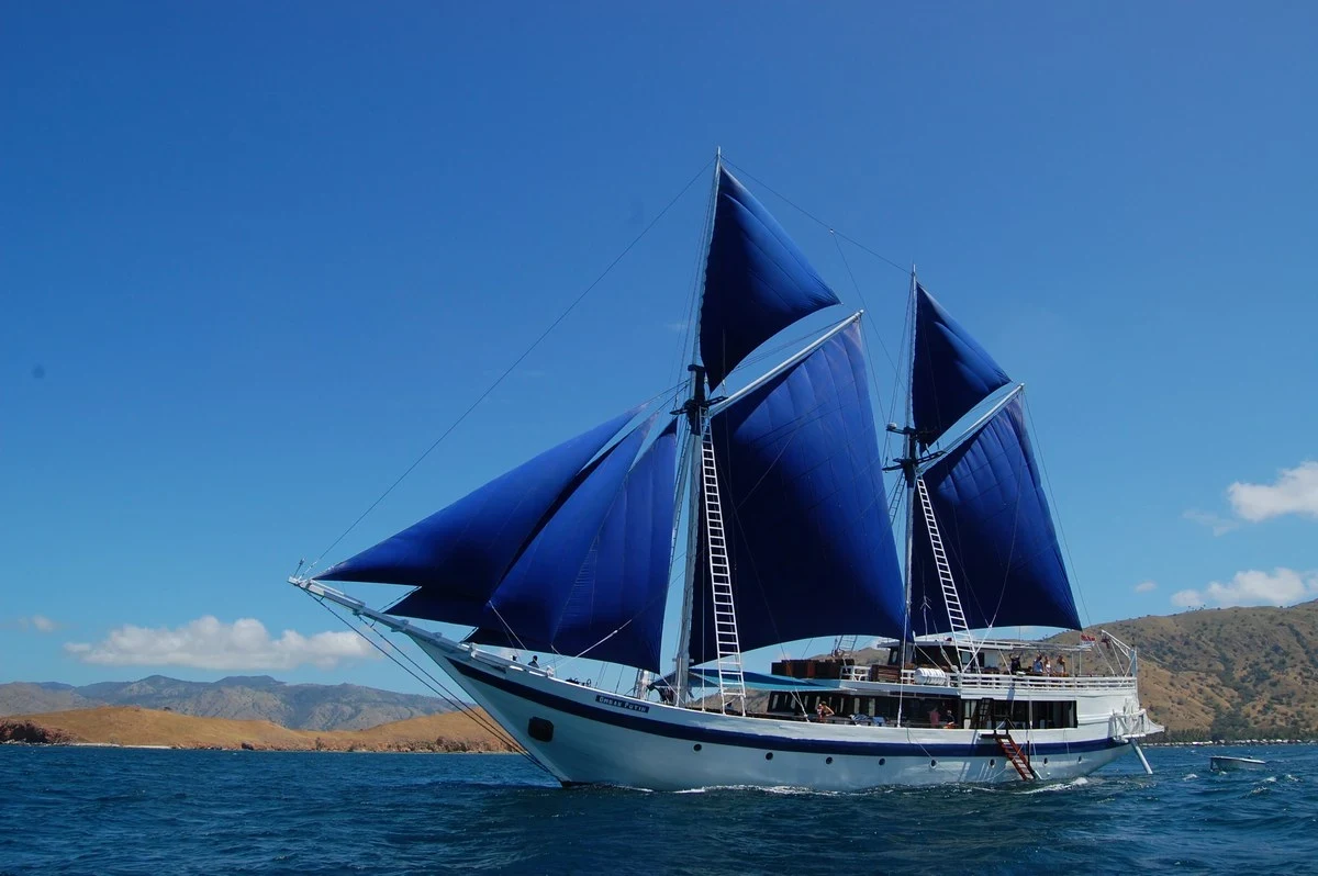 ID - Ombak Putih cruise - Boat Exterior.webp