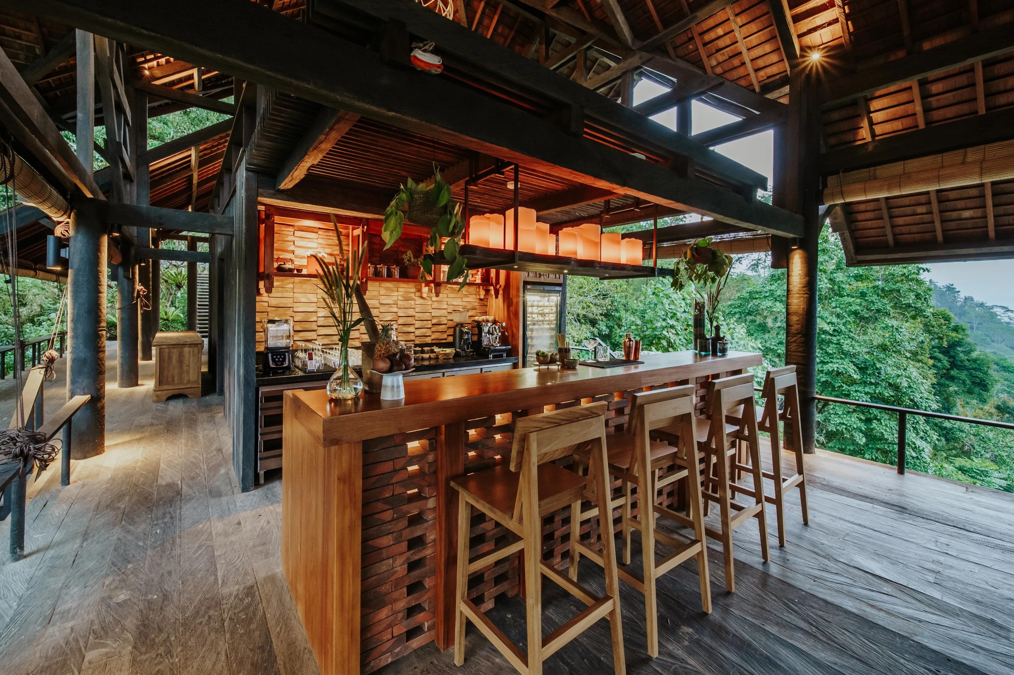 ID-Banyan-Tree- Buahan-Bar Seating.webp