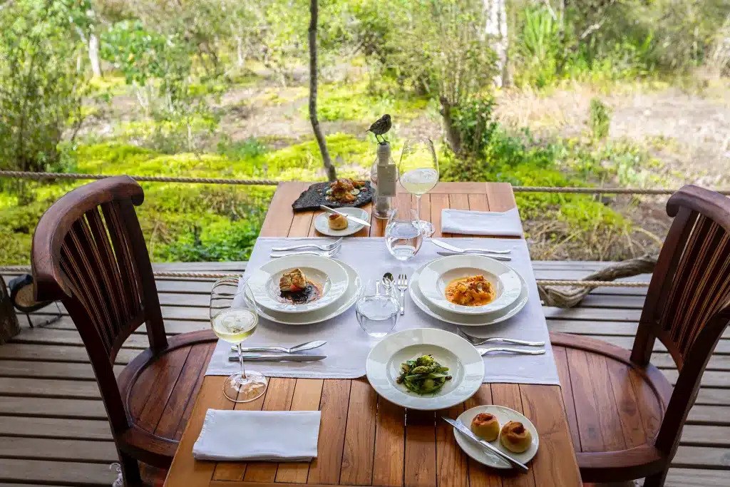 EC - Accommodatie - Galapagos Safari camp - Dining2.jpg