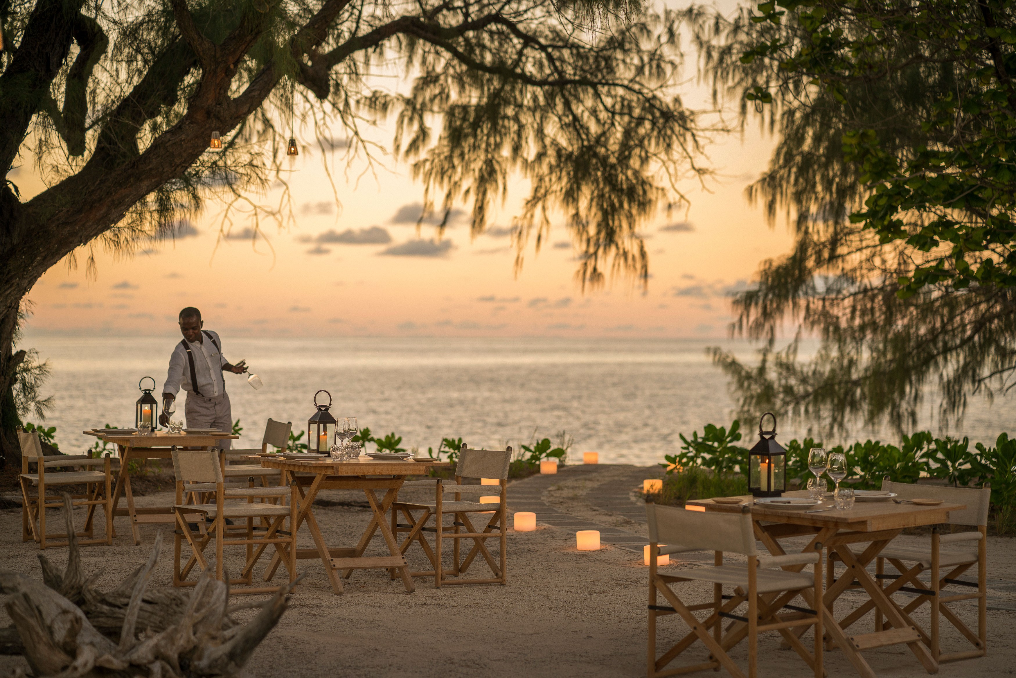 SC - Four Seasons Desroches - Dining-1.jpg