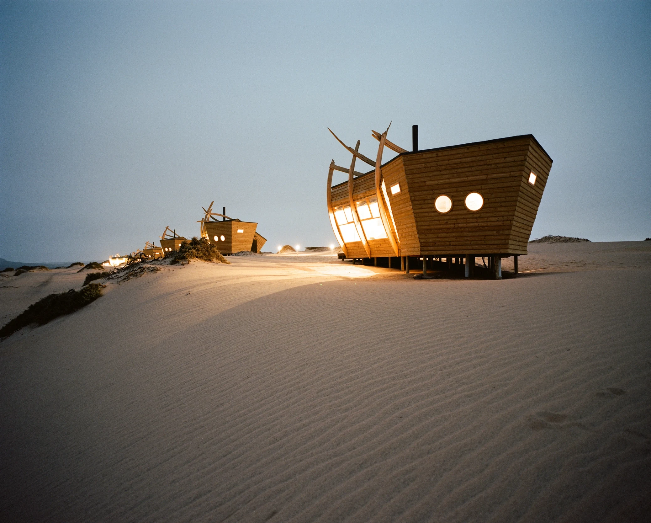 NA - Shipwreck Lodge - Rooms at night-1.webp
