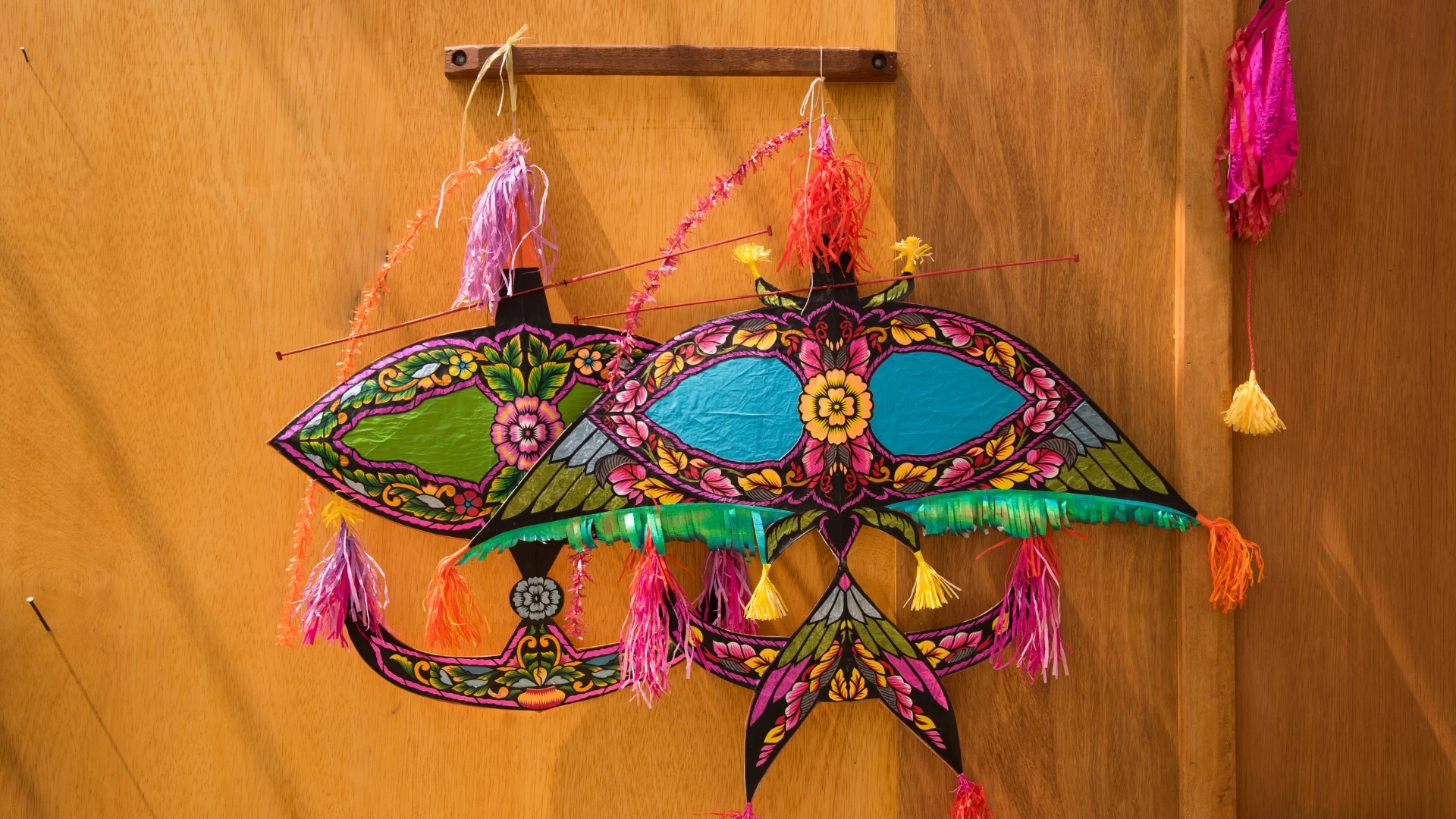 ID - Bali - Kite making - kleurrijke vlieger.webp