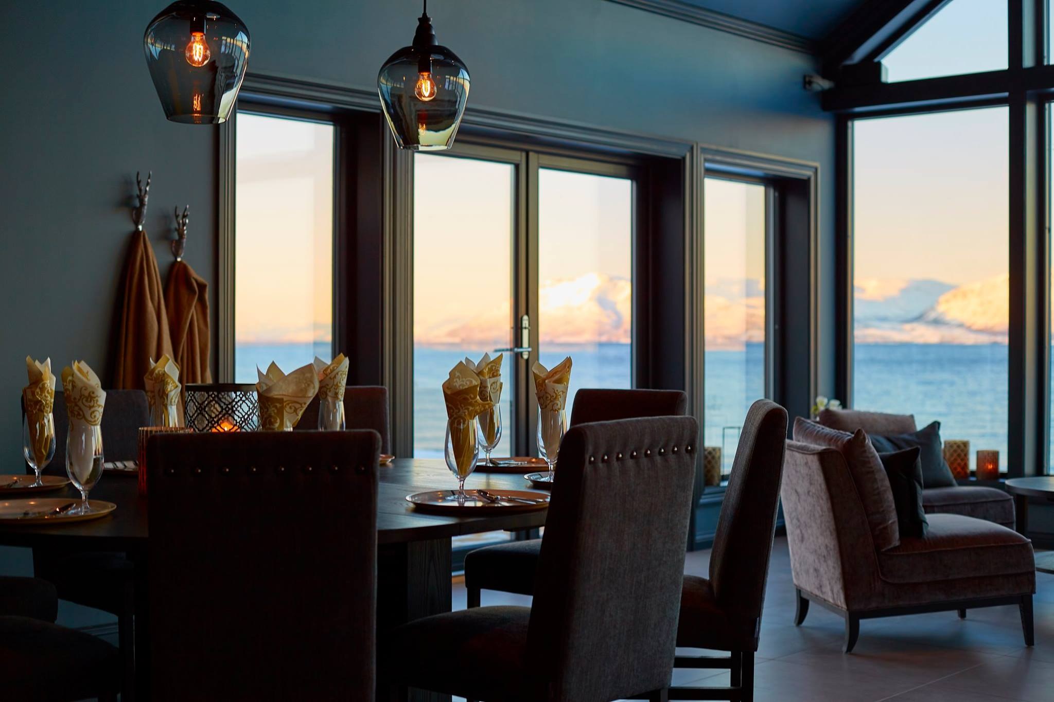 NO-Lyngen Exprience-lodge living room.jpg