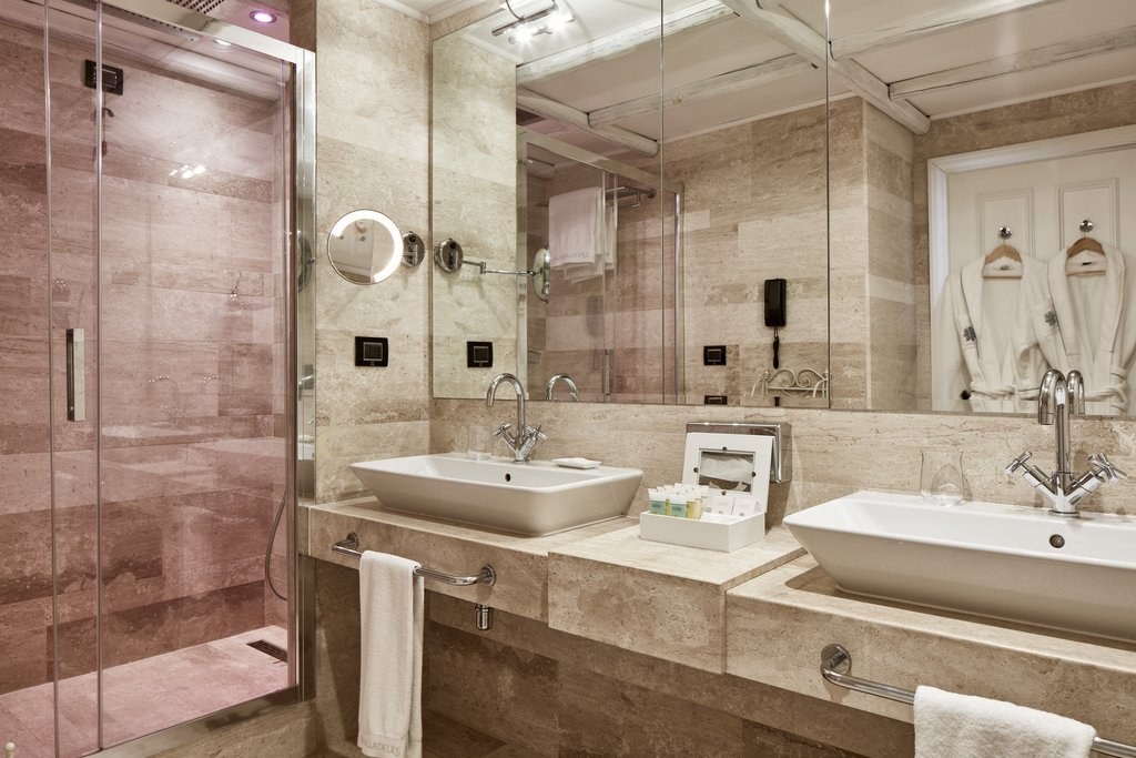 IT-accommodatie-La-Villa-del-Rey-Batheroom Junior Suite.jpg