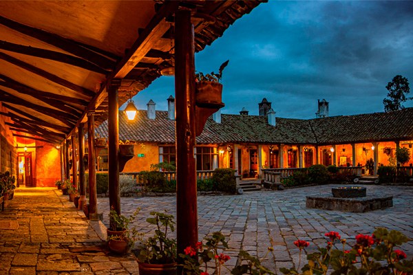 EC - Accommodatie - Hacienda San Agustin de Callo - Courtyard.jpg