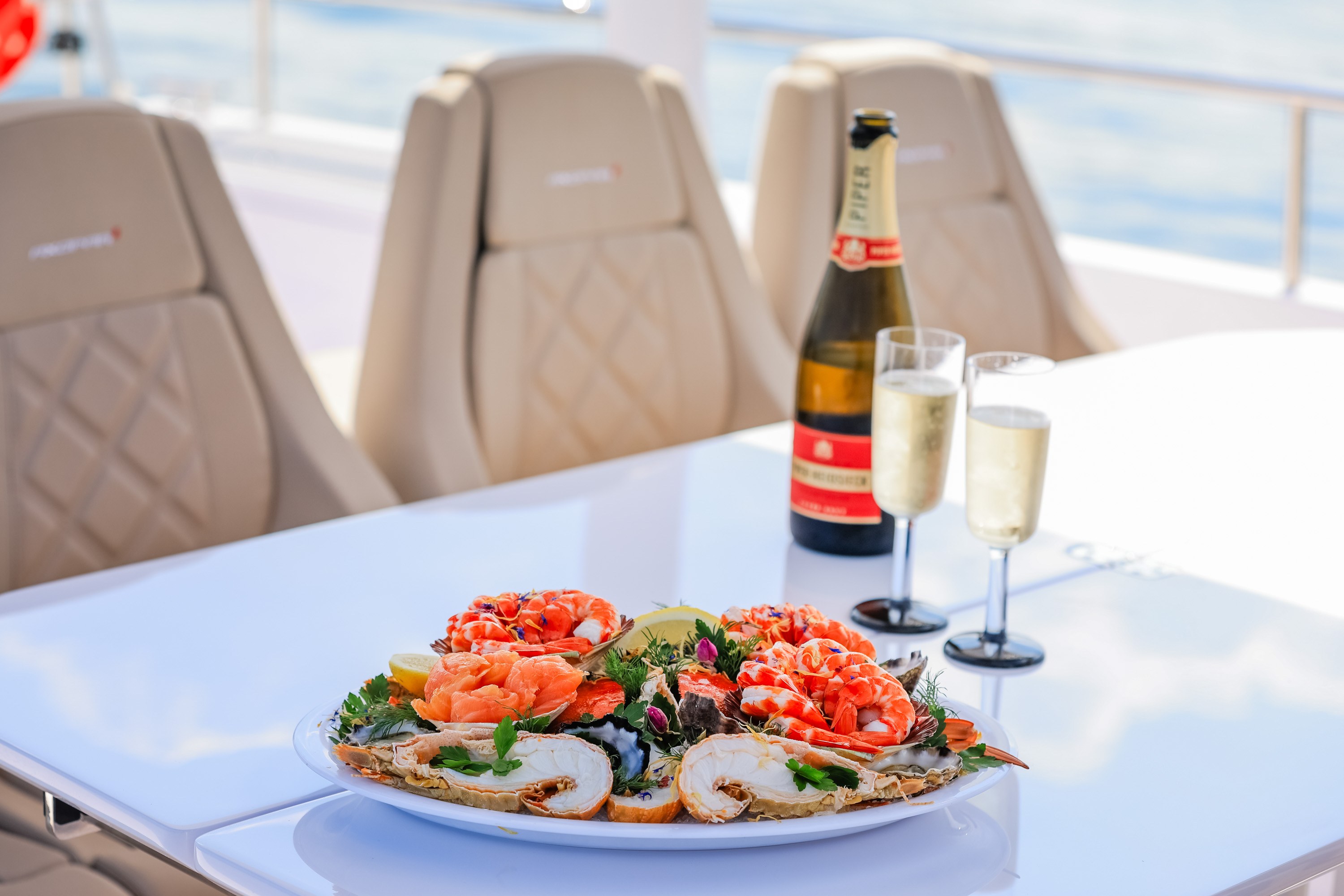AU - Excursie - Sydney Harbour Boat Tours - Food & Drinks.jpg