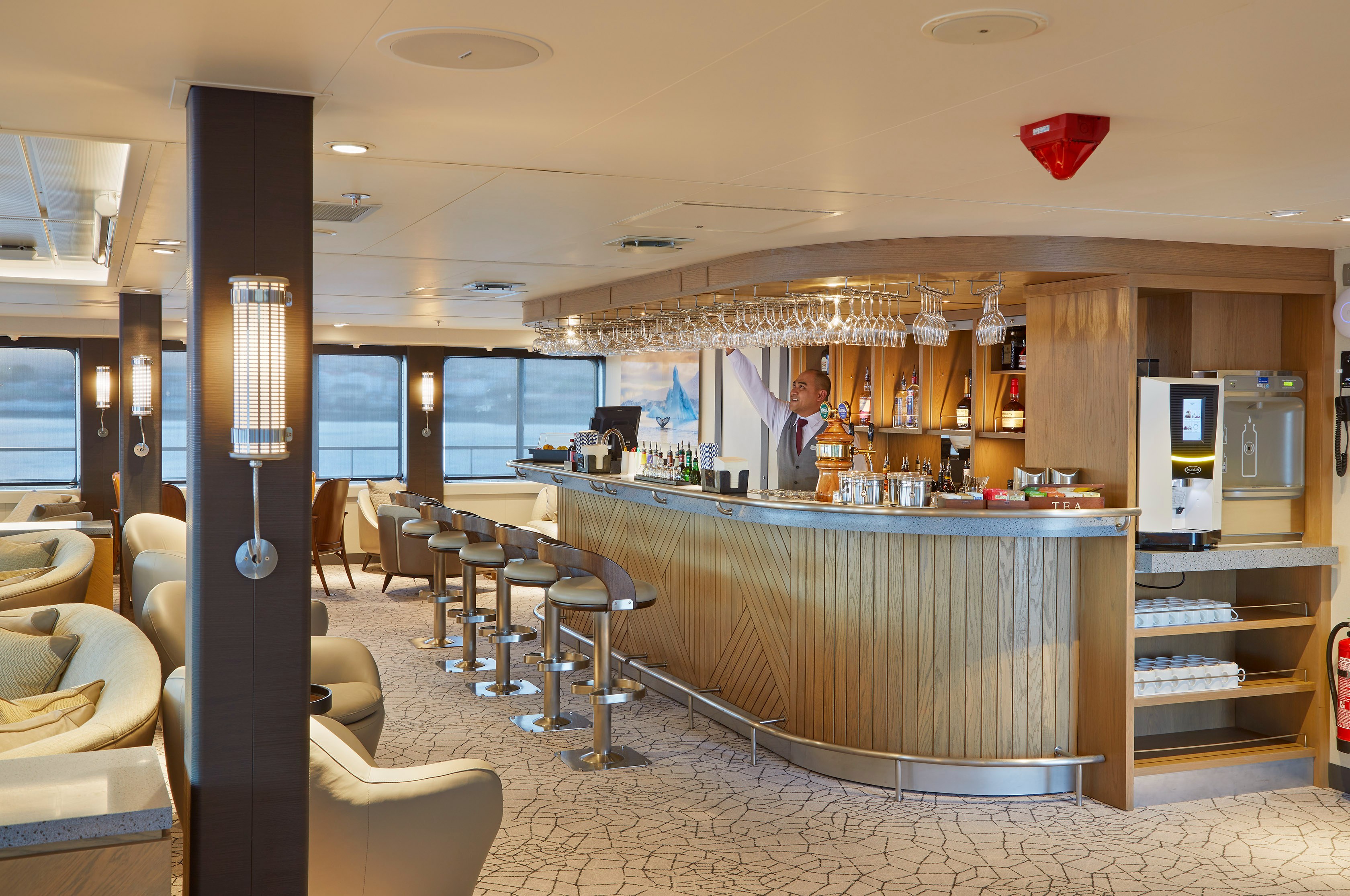 AQ-Antarctica21-Magellan-lounge-en-bar.jpg