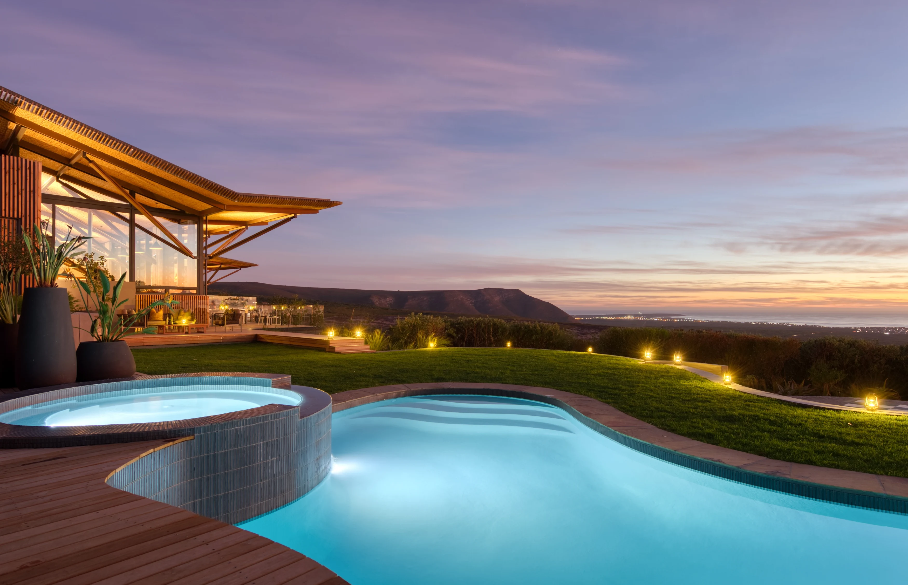 ZA-Accommodatie-Grootbos Garden Lodge-swimming pool by night.webp