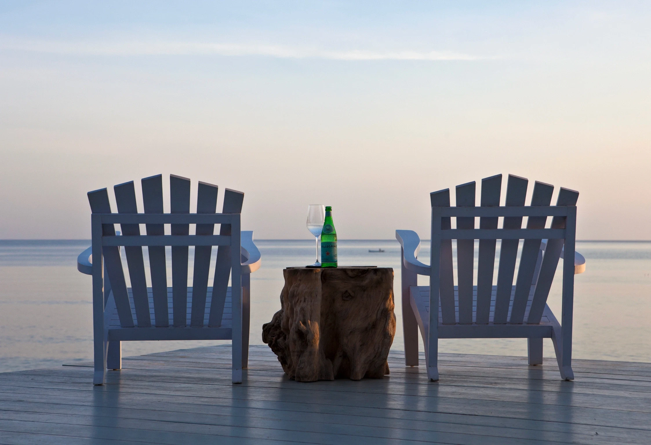 ID - Accommodatie - The Lombok Lodge Hotel - A drink at sunset.webp