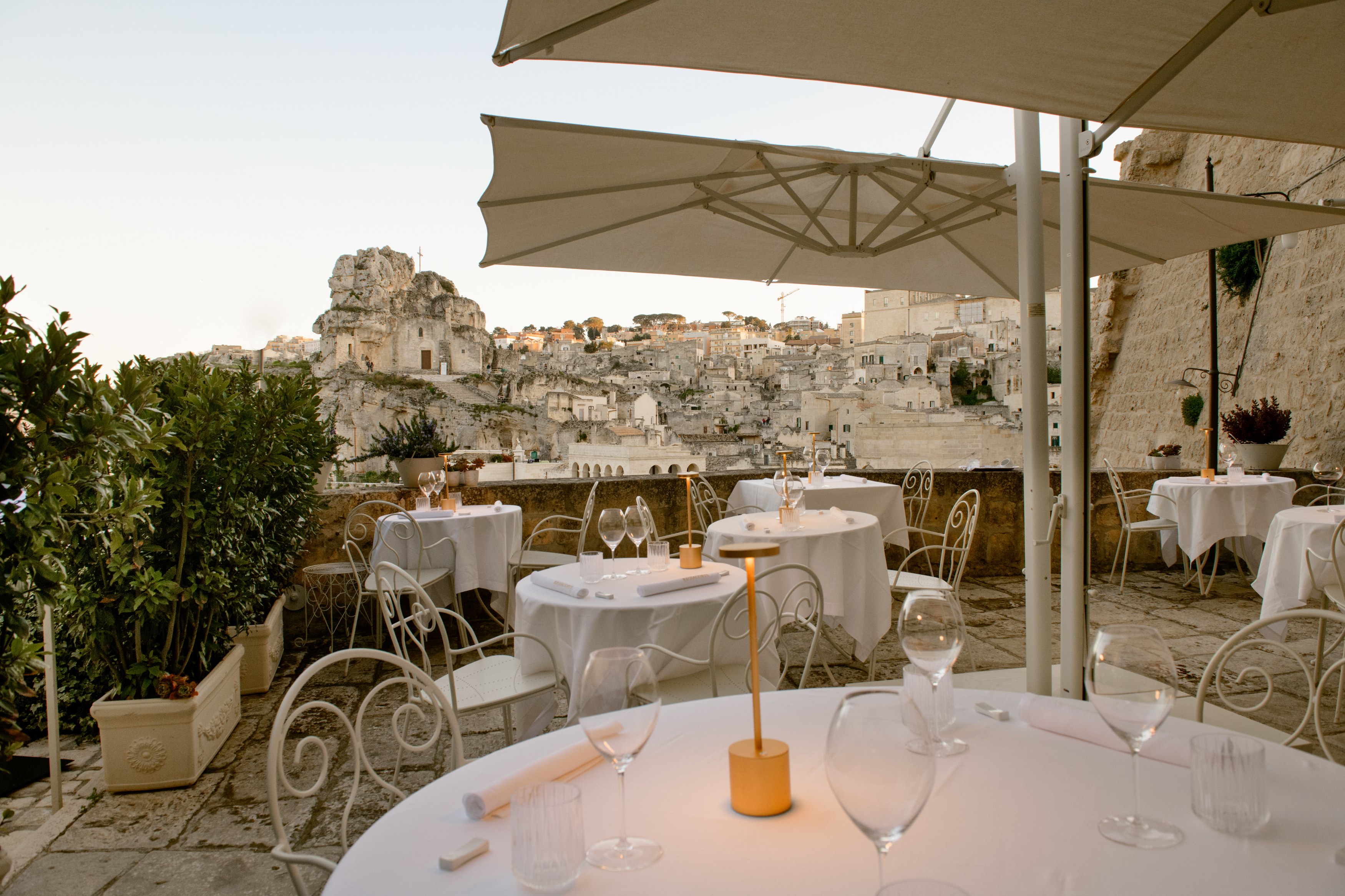 IT-Accommodatie-Sant'Angelo Luxury Resort-Regia Corte balcony diner.jpg