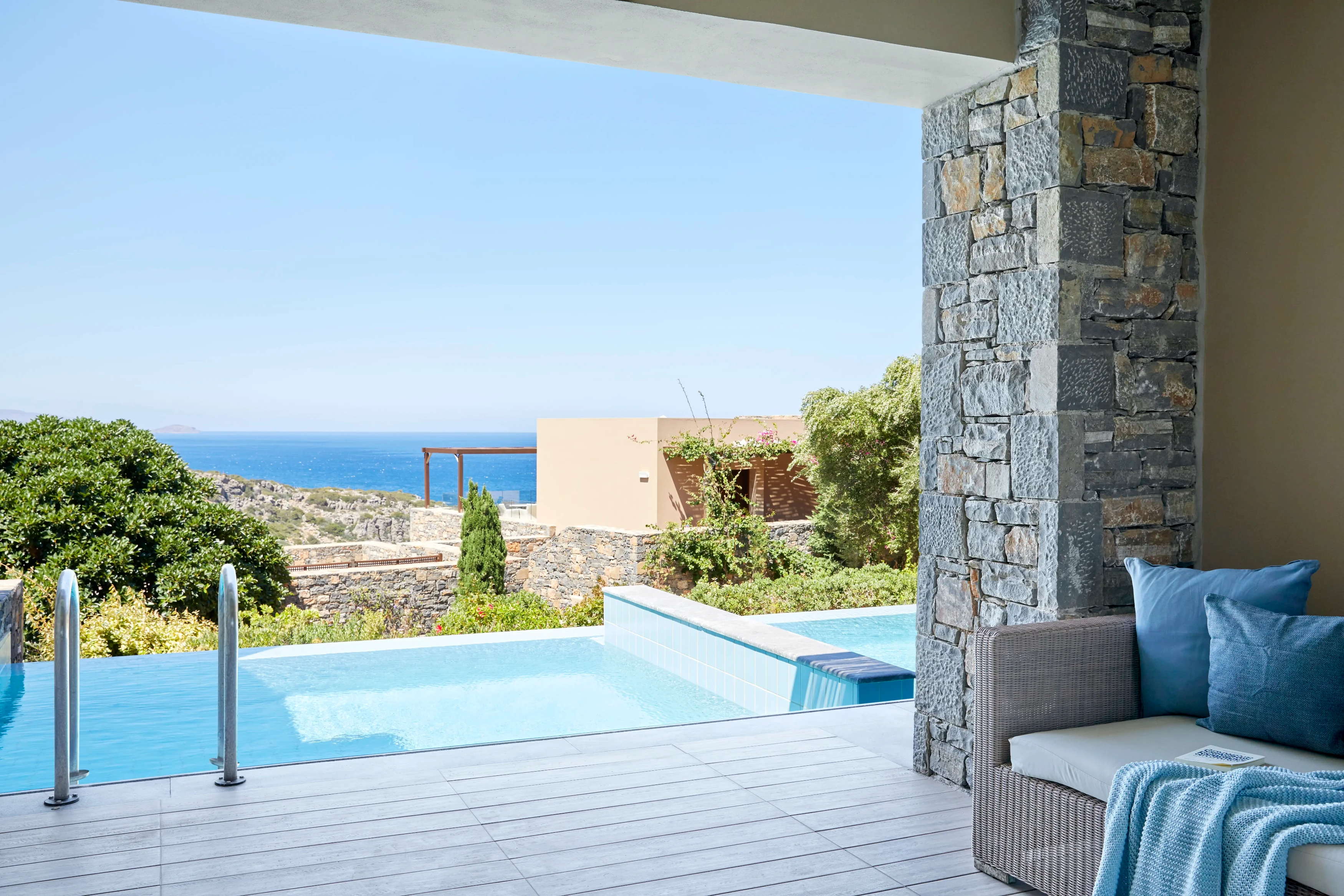 GR-accmmodatie-Daios-Coves-Resort-&-Villas-deluxe-junior-suite-individual-pool.webp